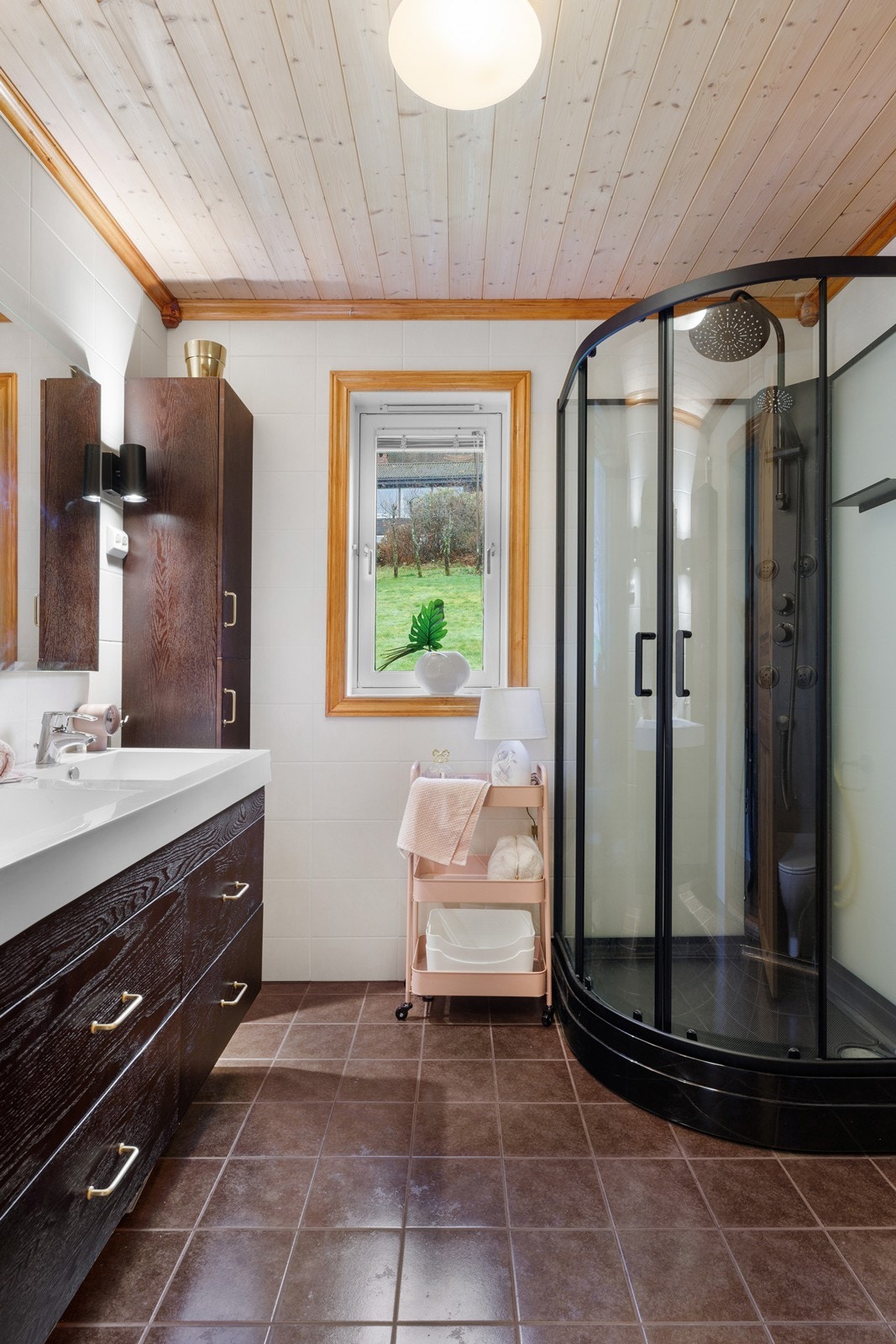 Delikat baderom i 2.etasje med nyere dusjkabinett. Galleribilde