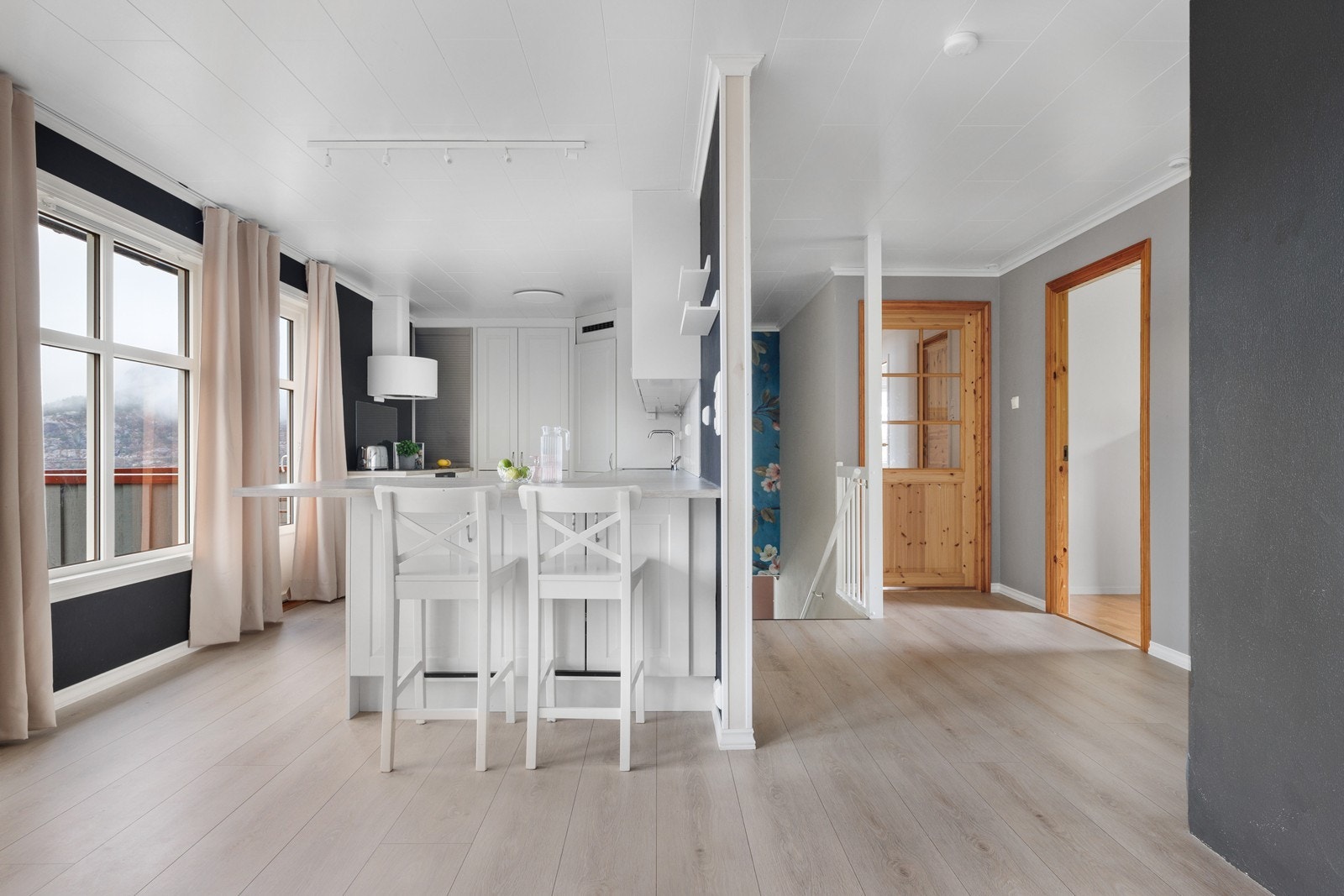 Åpen kjøkkenløsning bidrar til en god romfølelse og fremstår som et sosialt allrom! Galleribilde