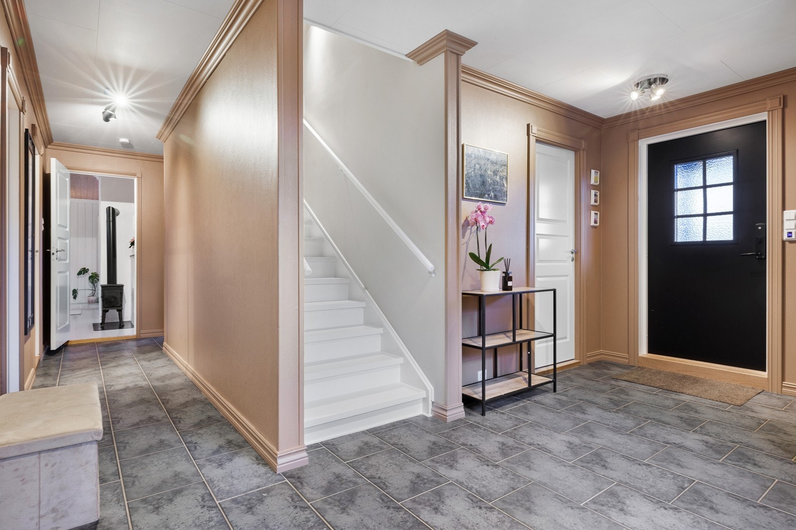 Hele boligen fremstår i moderne og velvalgte fargevalg, Galleribilde