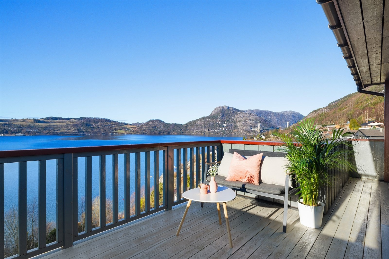 Solrik balkong med nydleig utsikt med utgang fra både hovedsoverom og kjøkken. Galleribilde