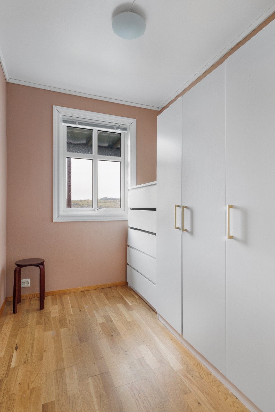 Klesrom/gardeorbe. Galleribilde