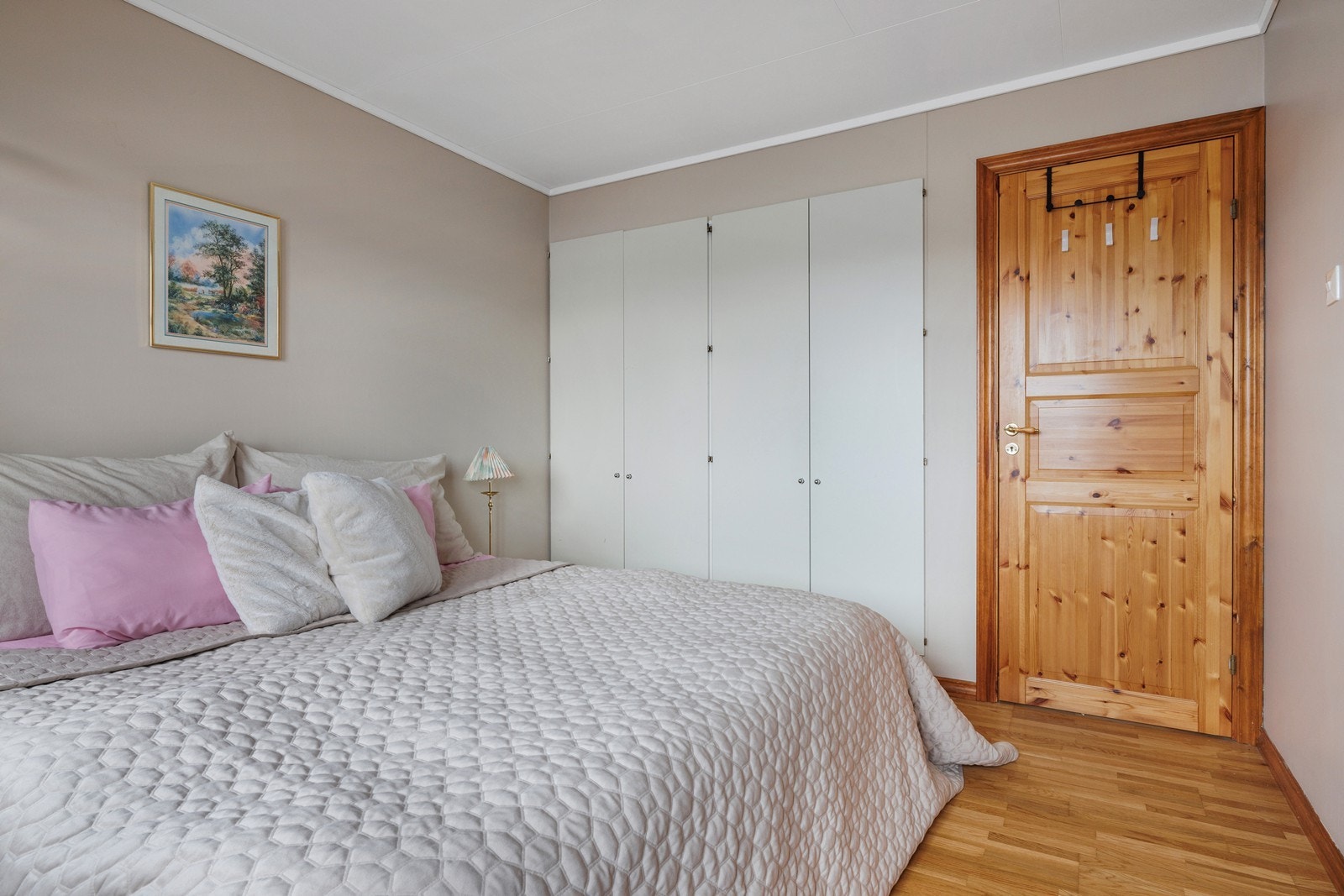 Godt med skapplass i innebygd garderobeskap. Galleribilde