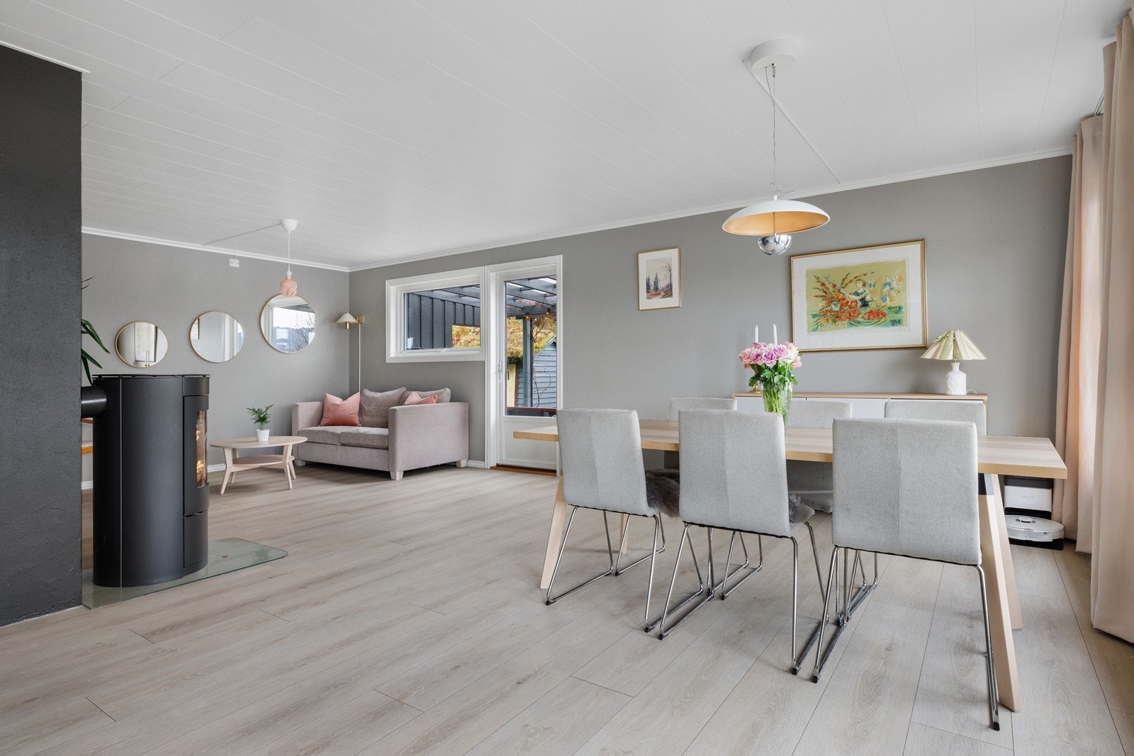 Direkte tilgang til terrasse med overbygg og hage. Galleribilde