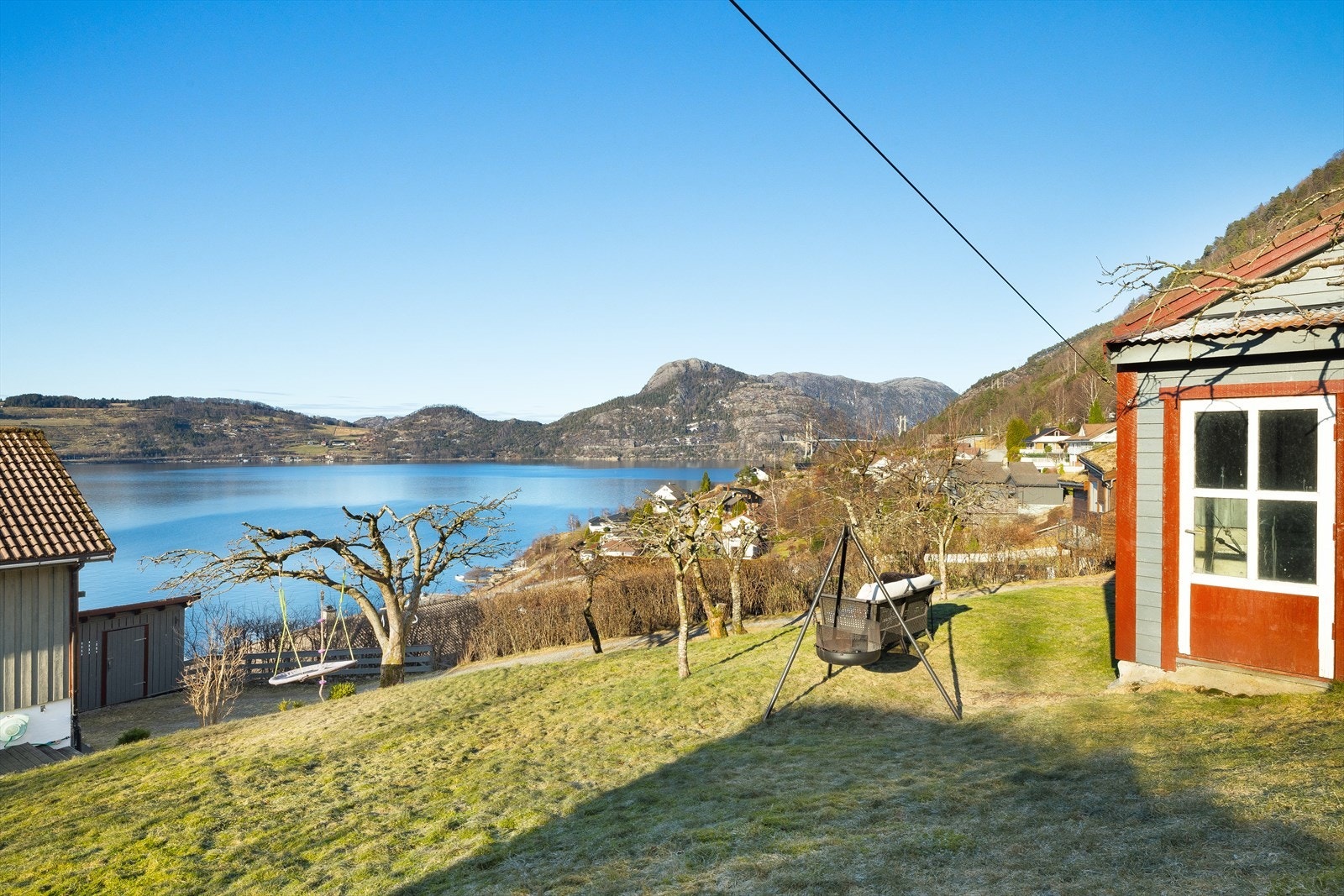 He rkan en nyte utsikten utover Lysefjorden, samtidig som en gror og steller i den flotte hagen! Galleribilde