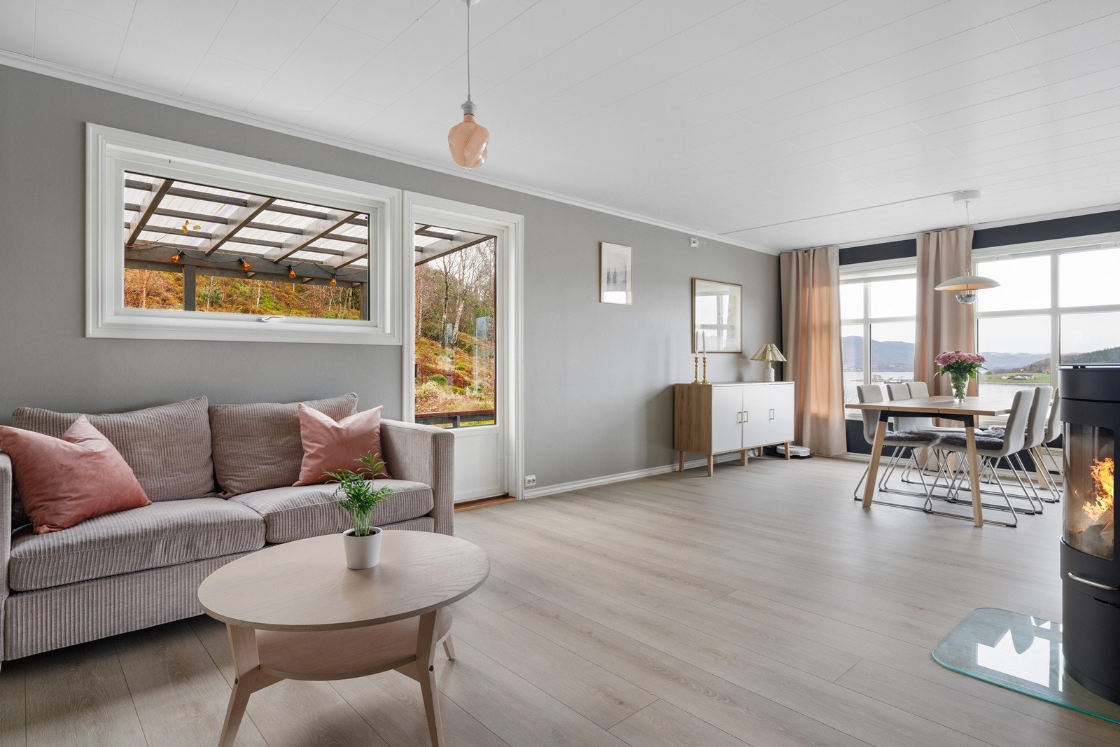 God plass til å møblere for flere soner og sittegrupper. Galleribilde