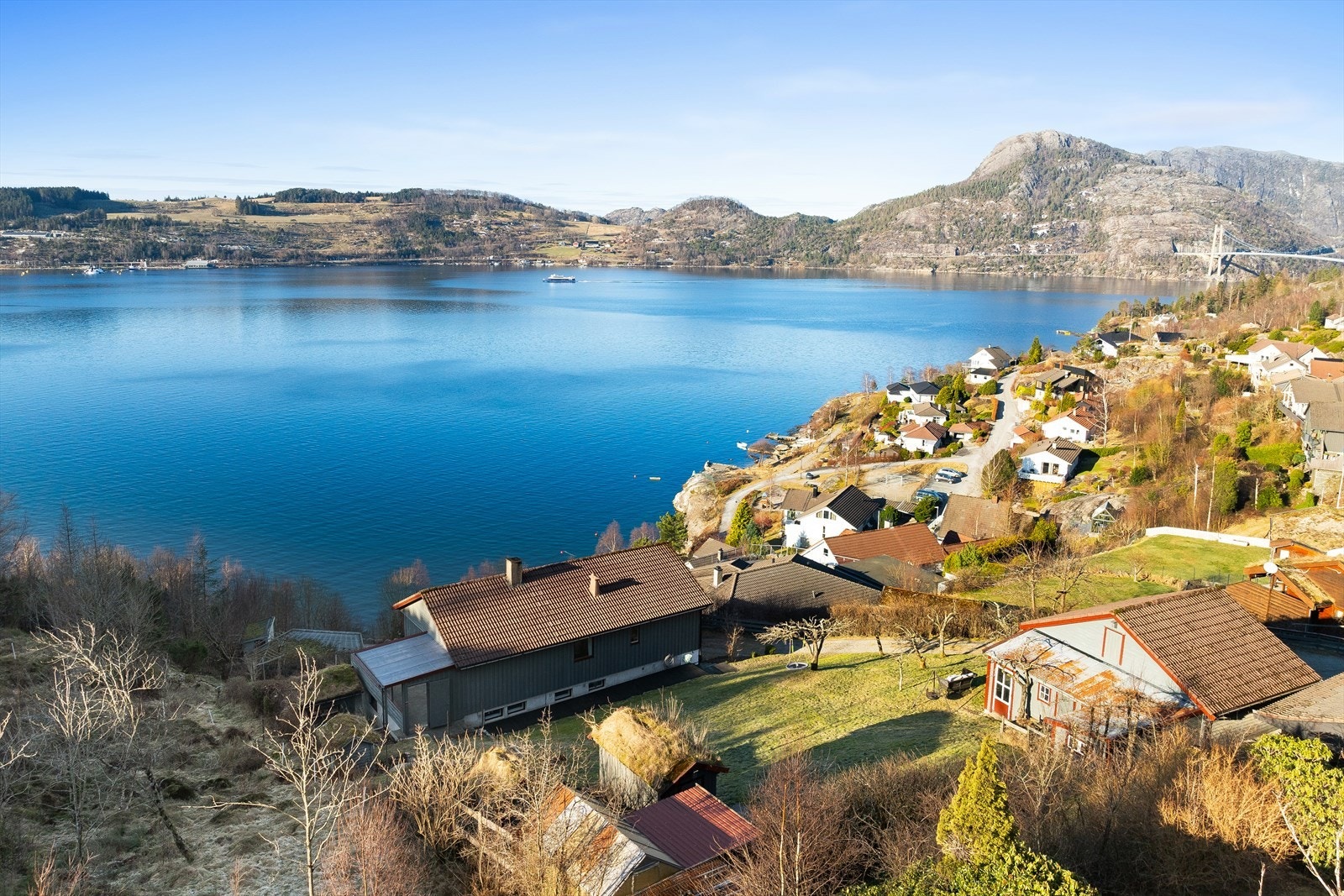 Eiendommen ligger innerst i blindvei og har stor tomt på hele 1,4 mål. Galleribilde