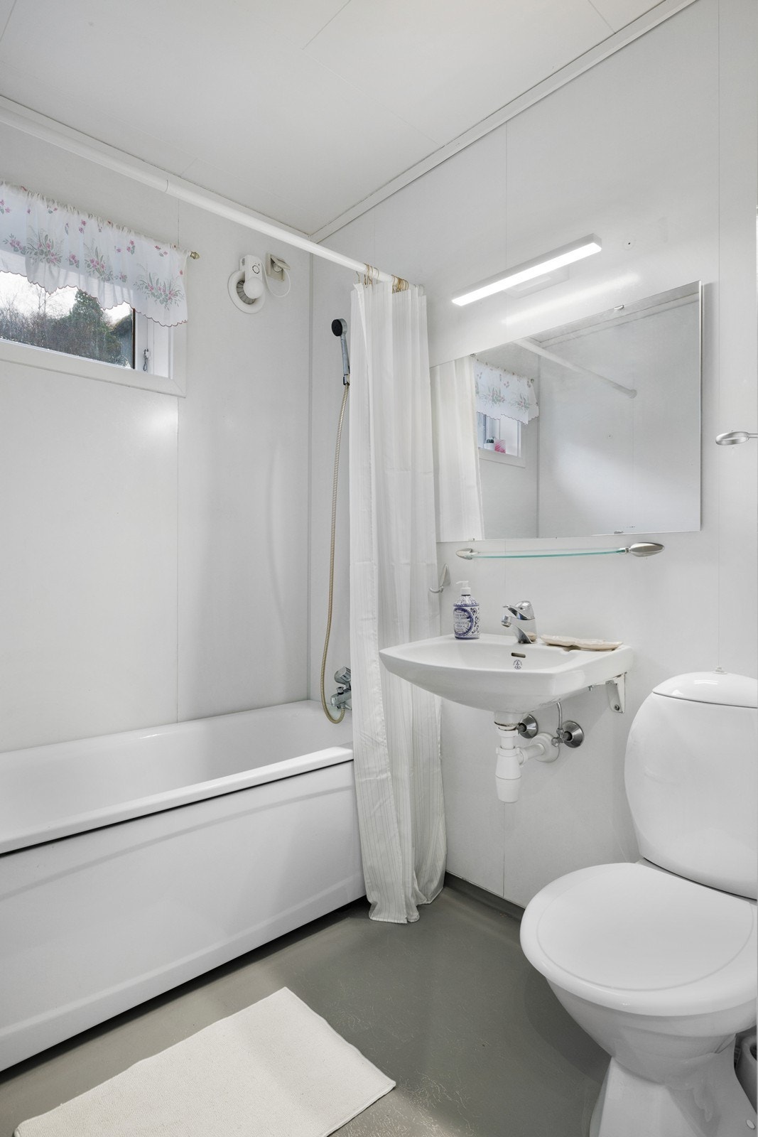 Bad i underetasjen fra byggeår. Galleribilde