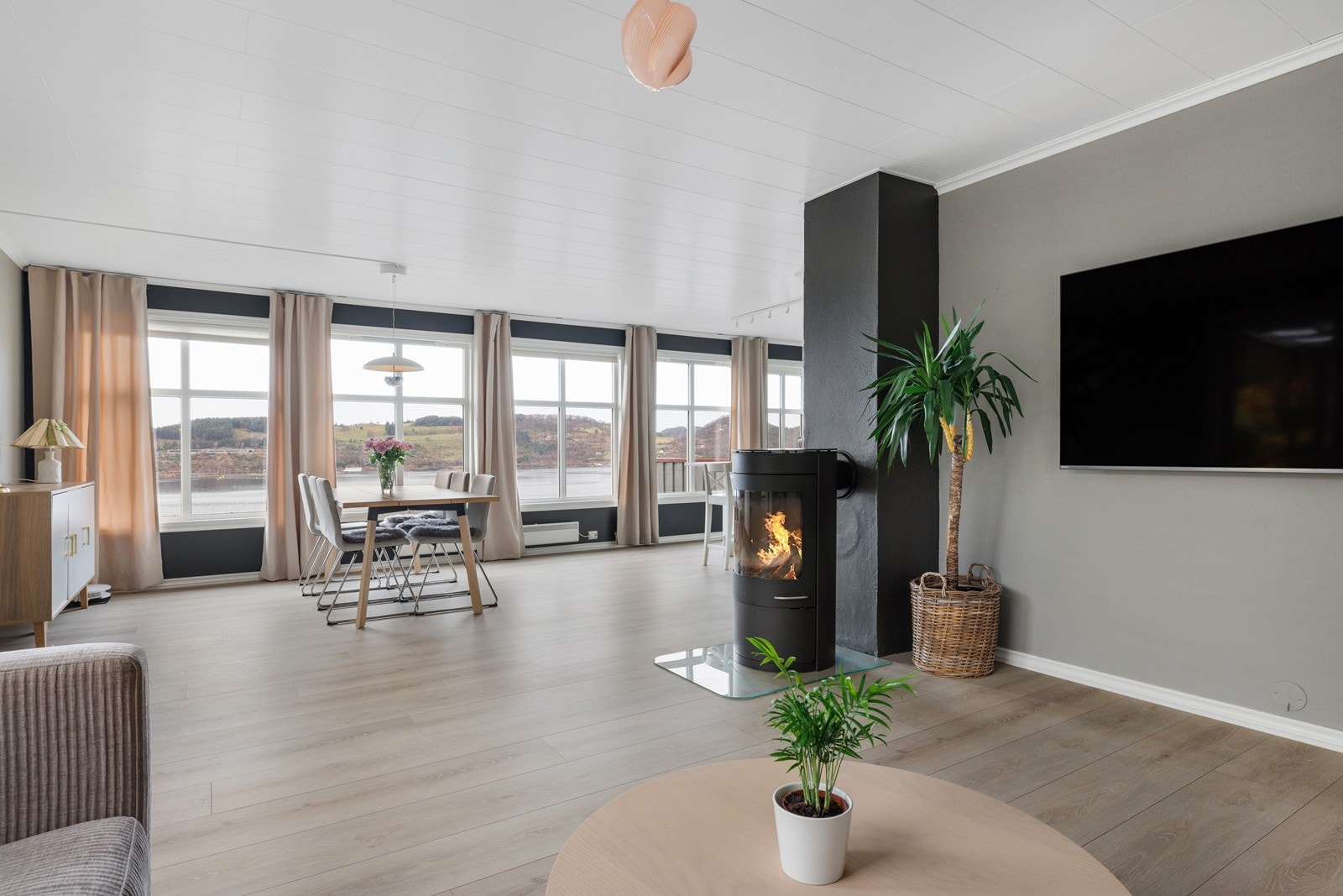 Lys og romslig stue med nyere overflater, vinduer og vedovn! Galleribilde