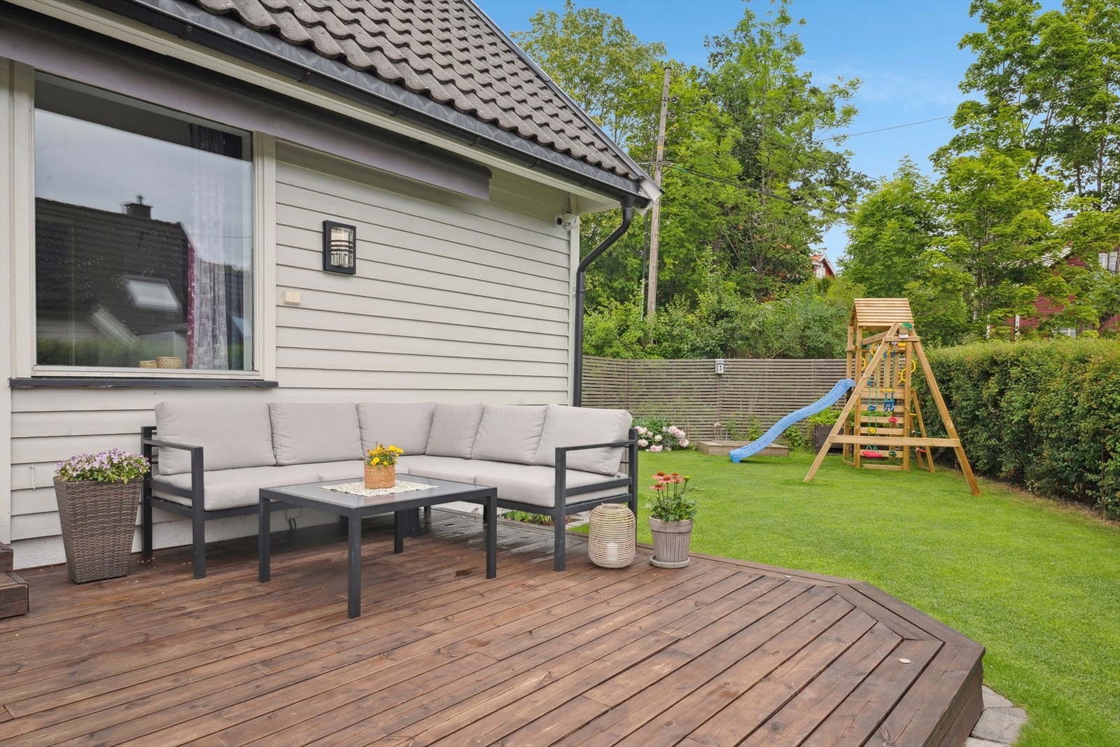 Det er 2 elektriske markiser på den største terrassen montert i 2022. Det er også montert utekran med både varmt- og kaldtvann. Galleribilde