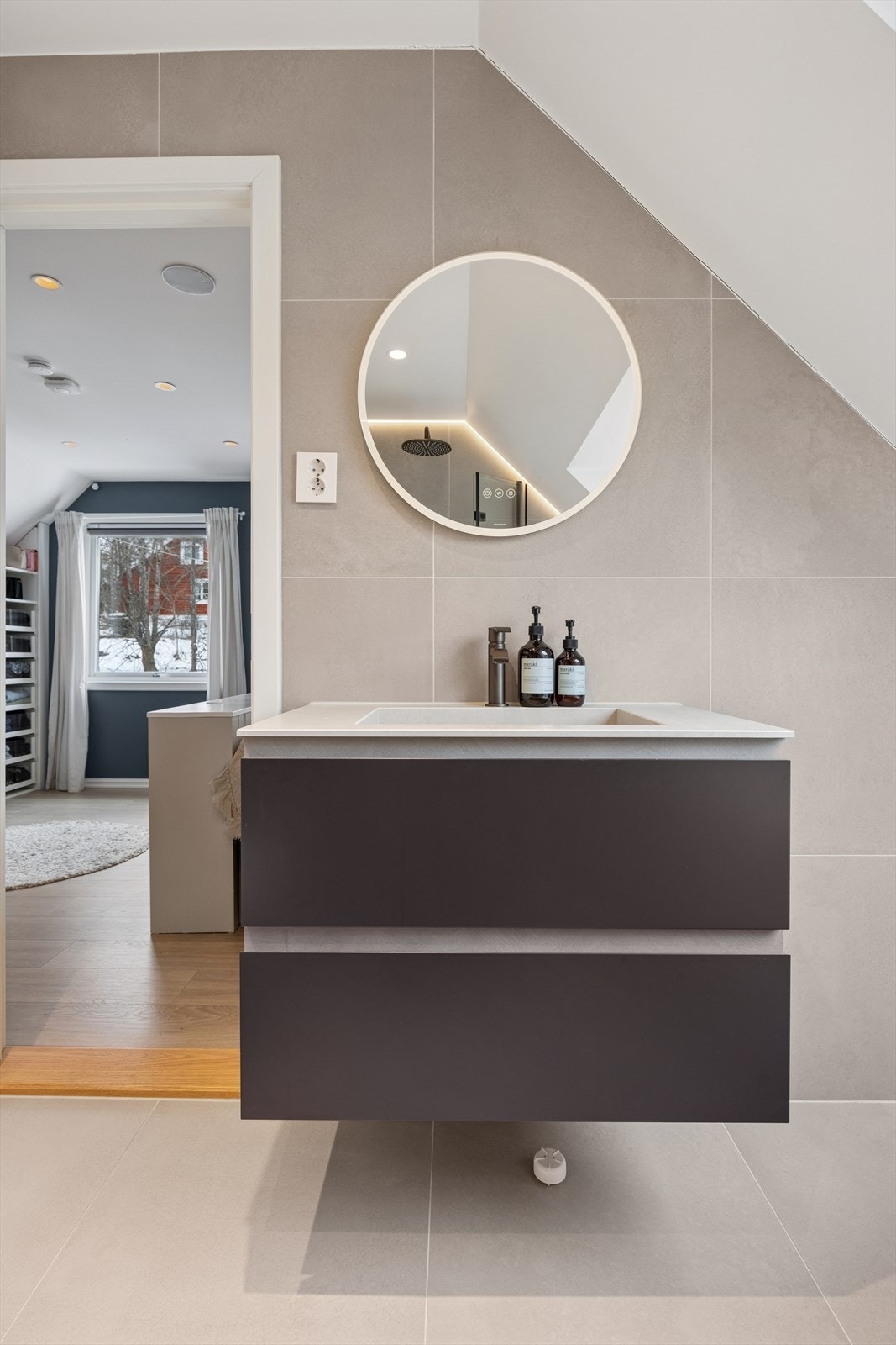 Fra hovedsoverommet er det direkte adkomst til et eget, stilrent bad. Galleribilde