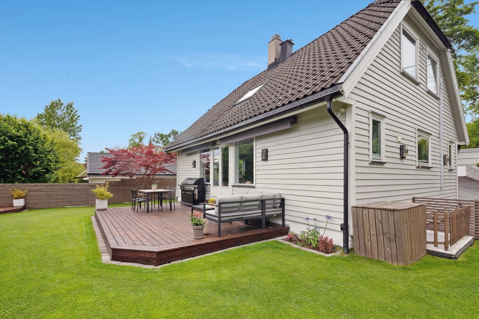 Fra stuen i 1. etasje er det adkomst til en stor markterrasse på 26 m² med herlige solforhold. Galleribilde