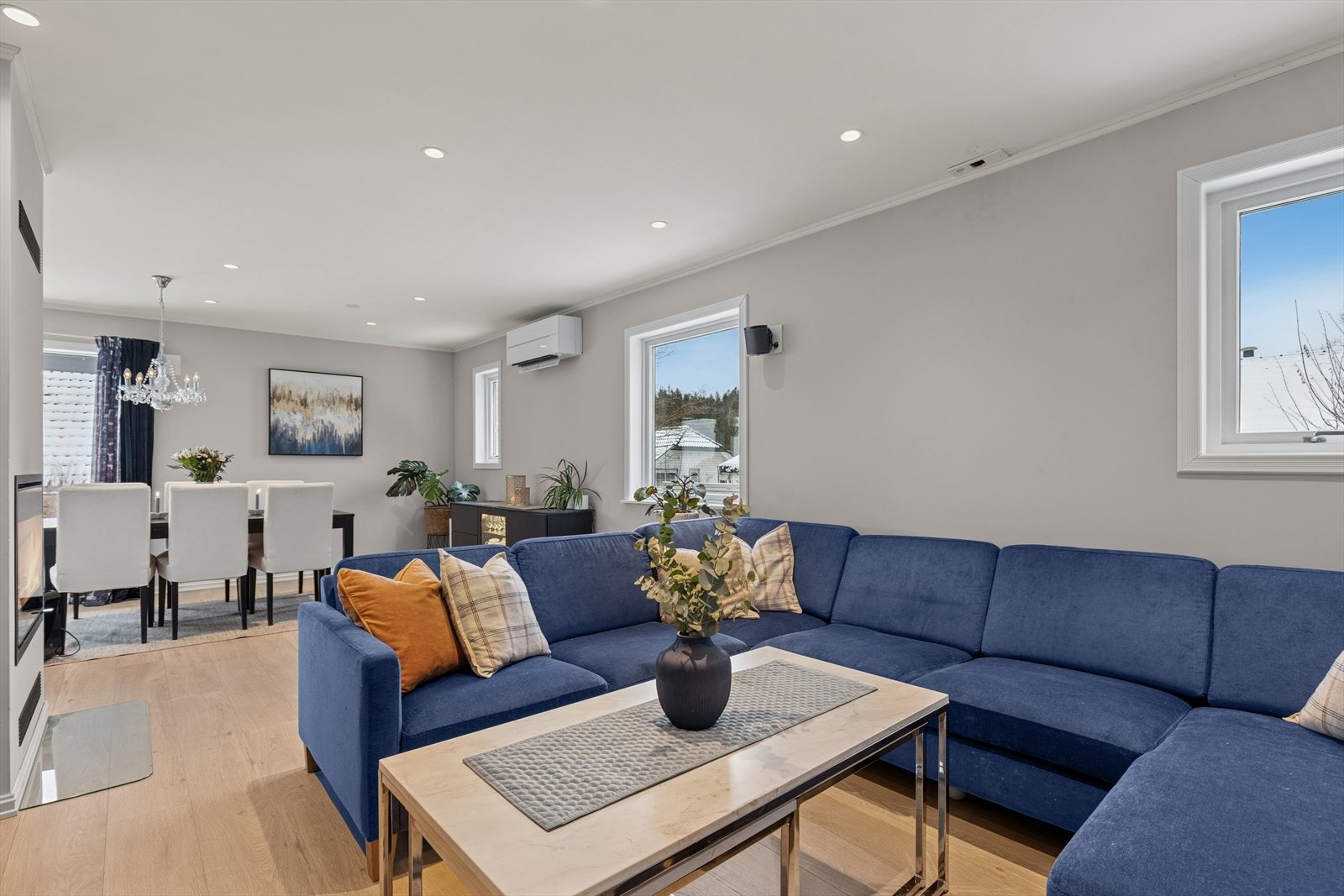 Stuen er romslig og har nye overflater på gulv, vegger og himlinger fra 2019. Galleribilde