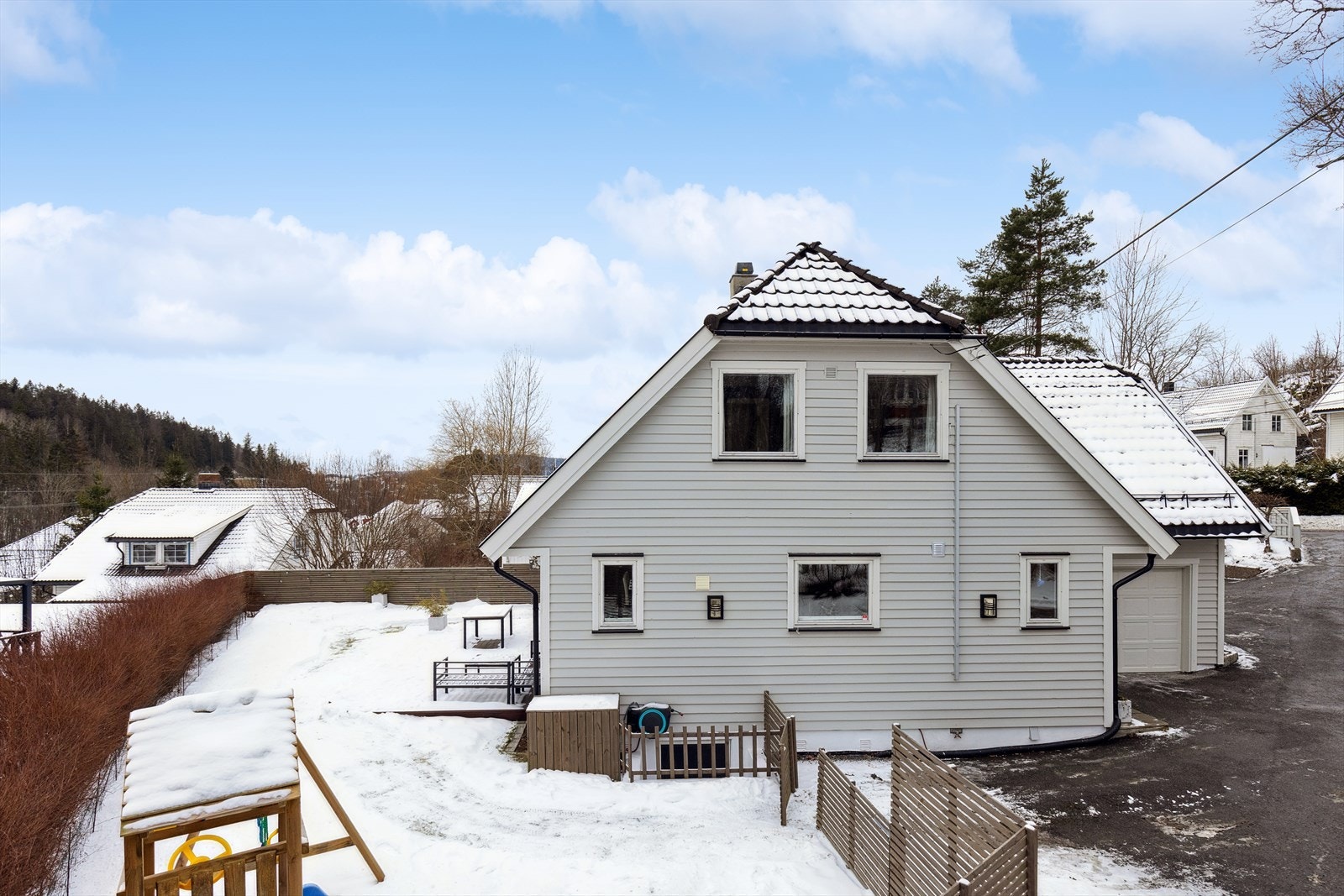 Hagen er pent inngjerdet, som gjør den ypperlig for trygg lek for barn og hunder. Galleribilde