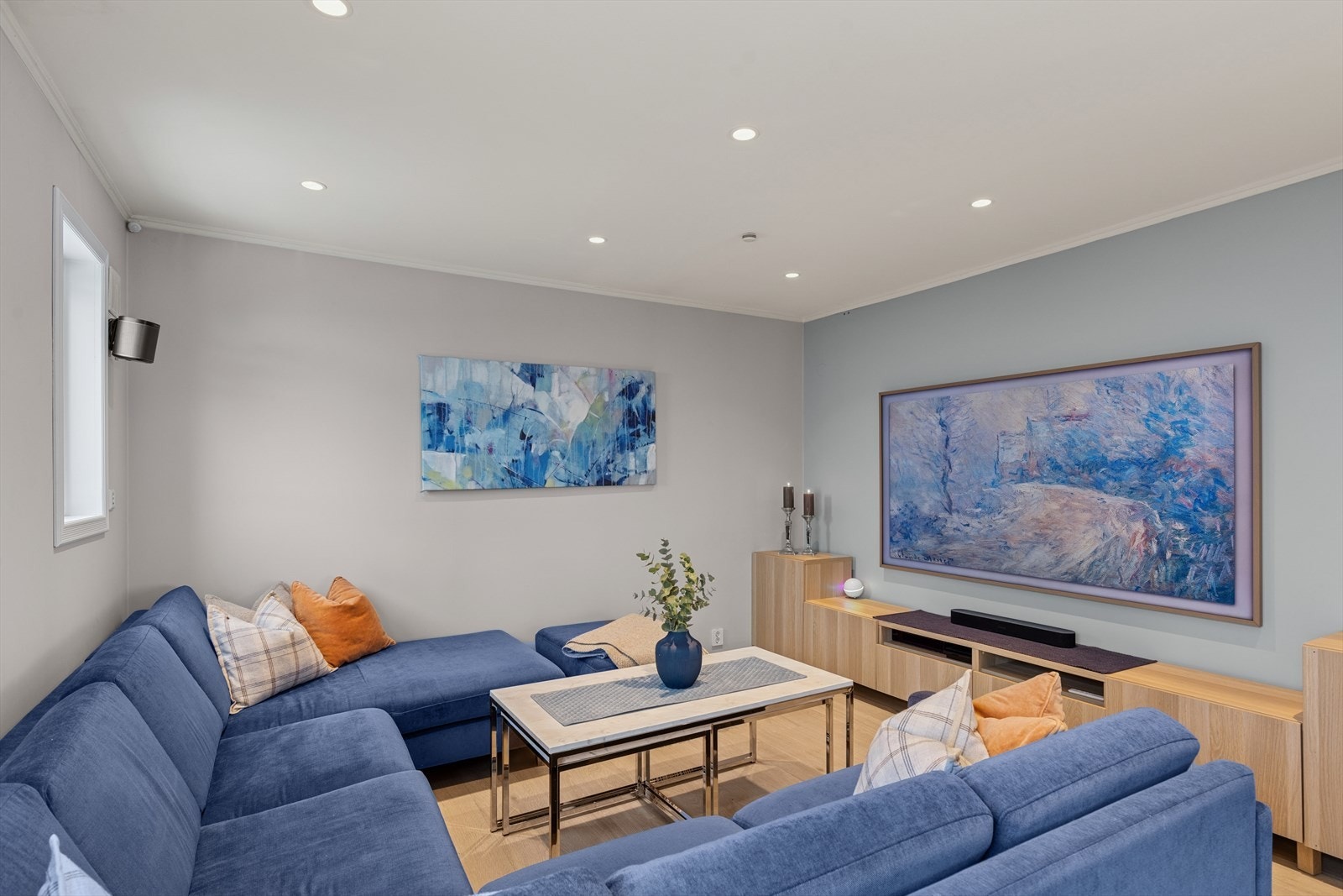 En luft-til-luft varmepumpe, installert i 2021, sørger for effektiv oppvarming. Galleribilde