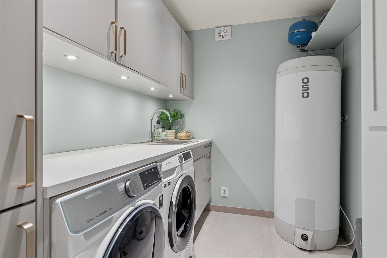 Separat vaskerom i u. etasje, pusset opp i 2022. Galleribilde