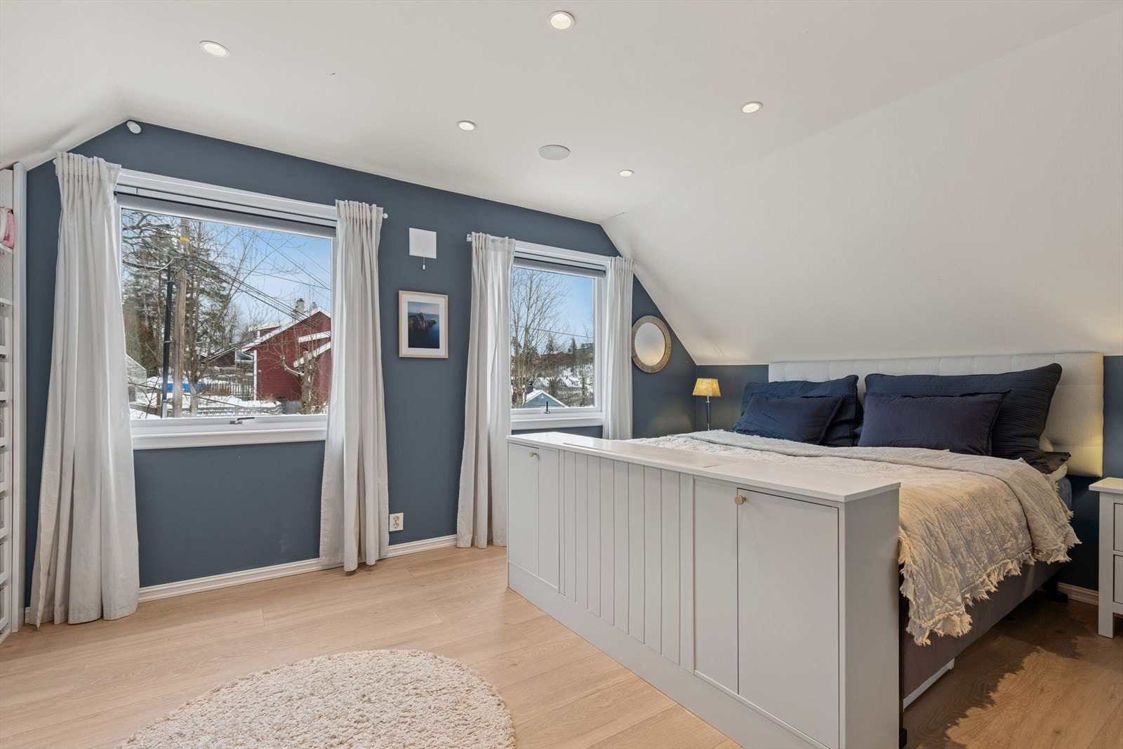 Boligen har tre gode soverom i 2. etasje. Hovedsoverommet har blant annet integrerte høyttalere i taket. Galleribilde