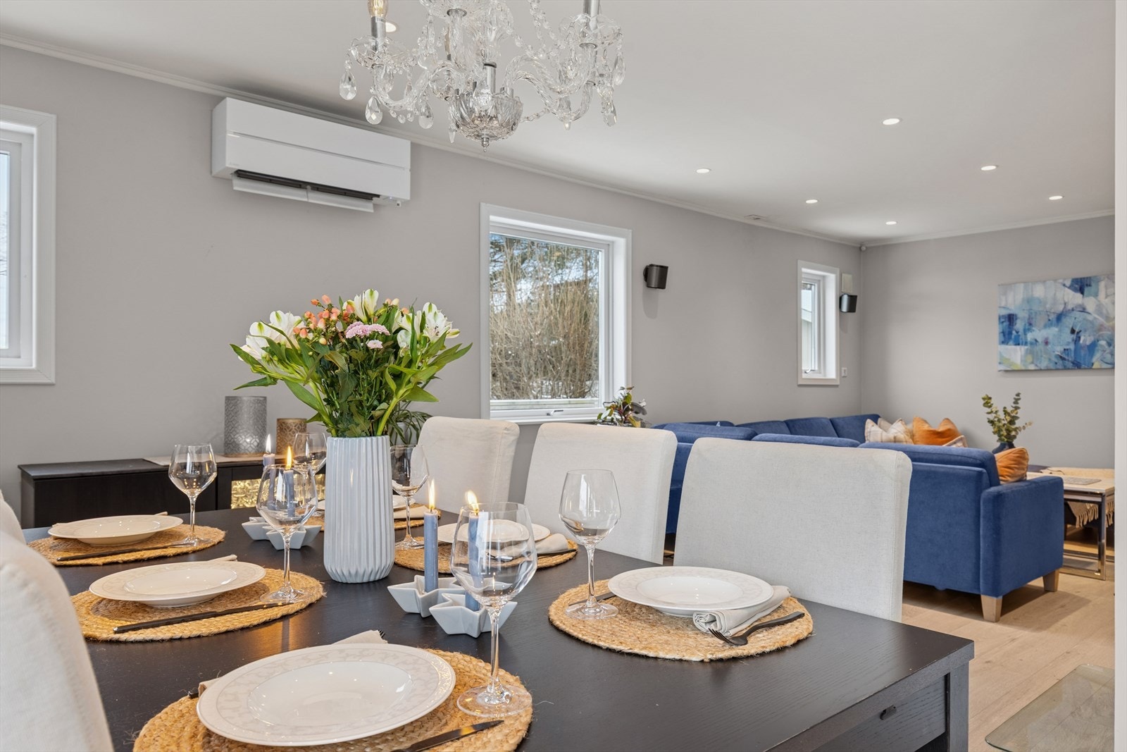 Spisestuen er et naturlig samlingspunkt med god plass til store selskaper. Galleribilde