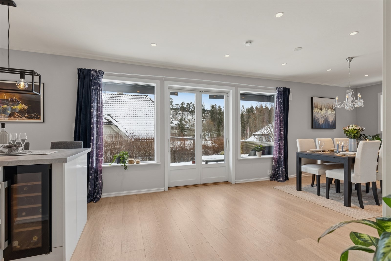 I 1. etasje ligger den romslige stuen/spisestuen med tofløyede terrassedører som åpner opp mot uteområdet. Galleribilde