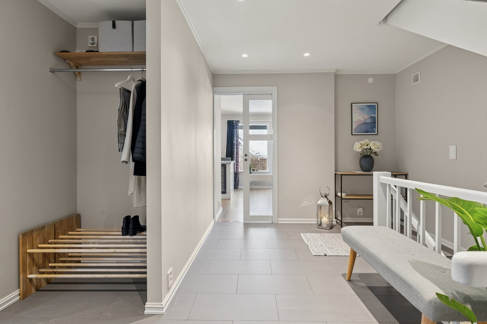 God plass til oppbevaring av yttertøy og sko i gangen. Galleribilde