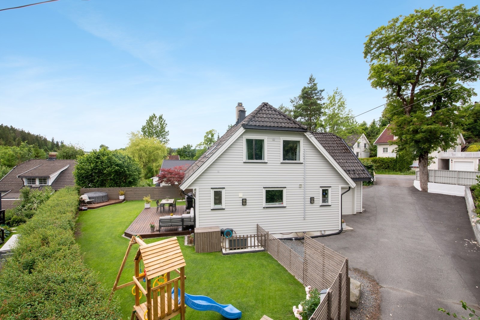 En innholdsrik og vesentlig oppgradert enebolig med integrert garasje. Galleribilde