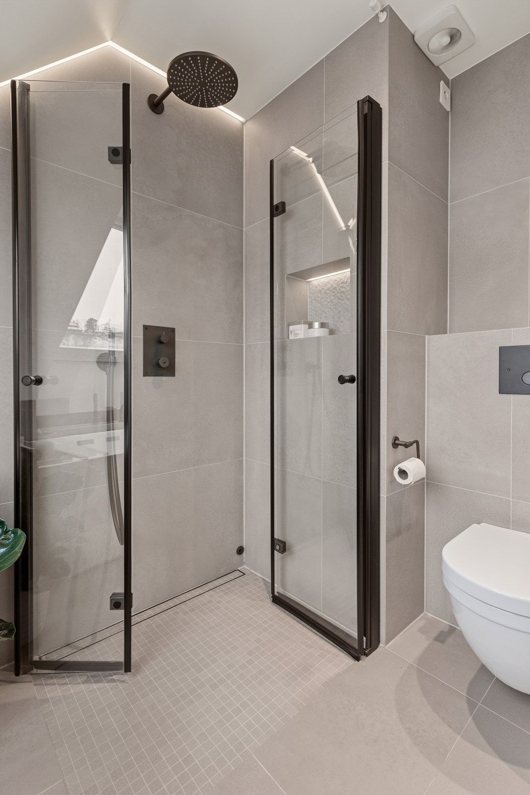 Dusjnisje med faste felt og dør i herdet glass. Galleribilde