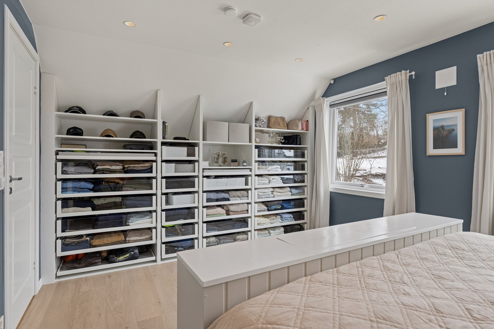 Godt med oppbevaringsplass i garderobeløsning på hovedsoverommet. Galleribilde