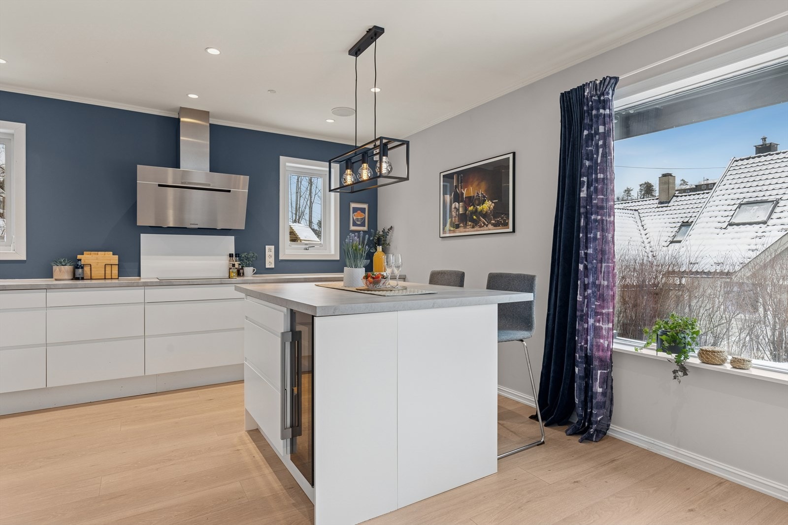 Moderne Epoq-kjøkken fra 2019 med glatte fronter og rikelig med skap- og benkeplass. Integrerte høyttalere i taket på kjøkkenet. Galleribilde