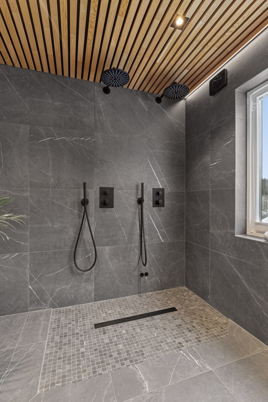 Romslig dusjsone med doble dusjhoder for den ordentlige spa-følelsen. Galleribilde