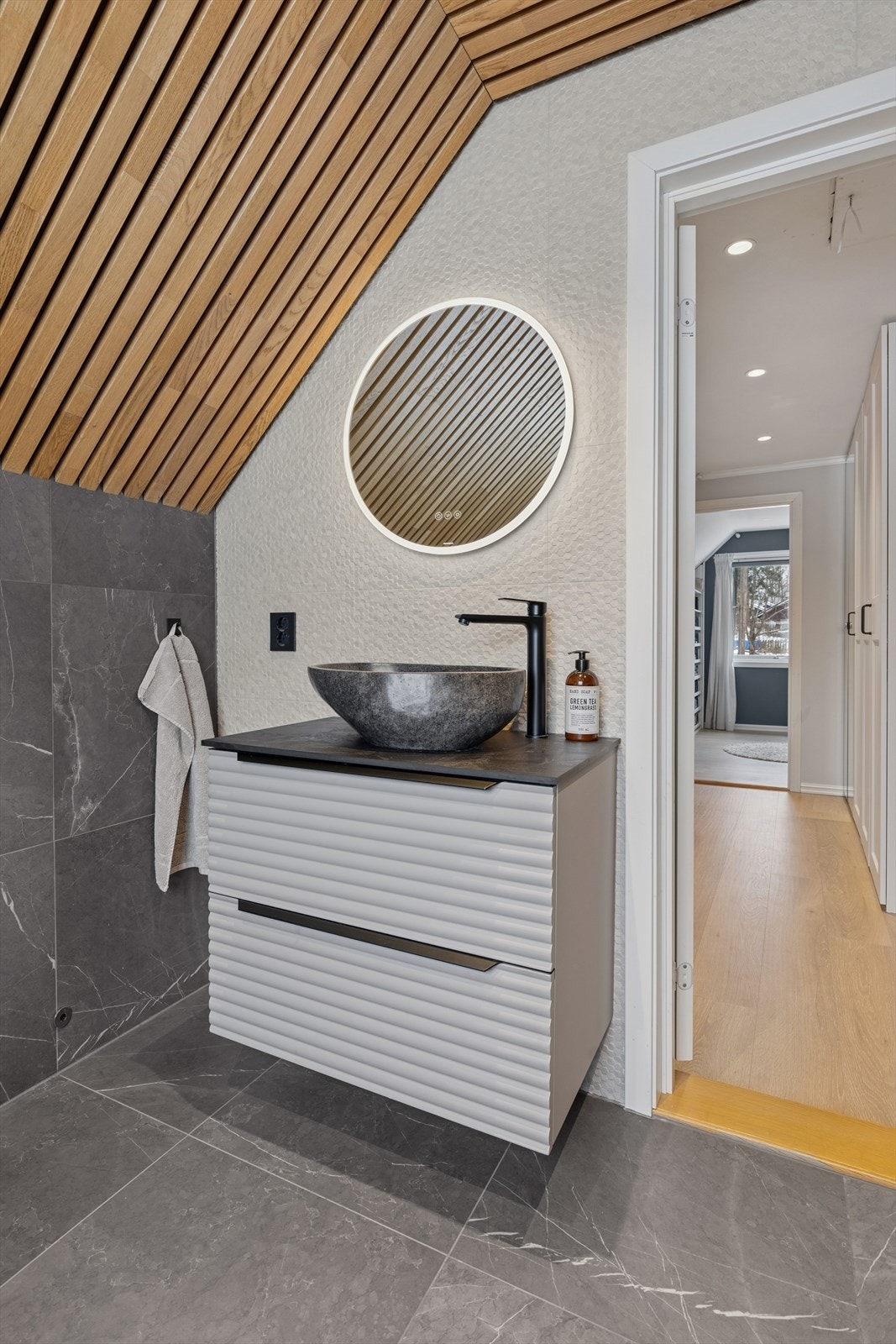 Det andre badet i etasjen har adkomst fra gangen og ble også pusset opp i 2022. Galleribilde