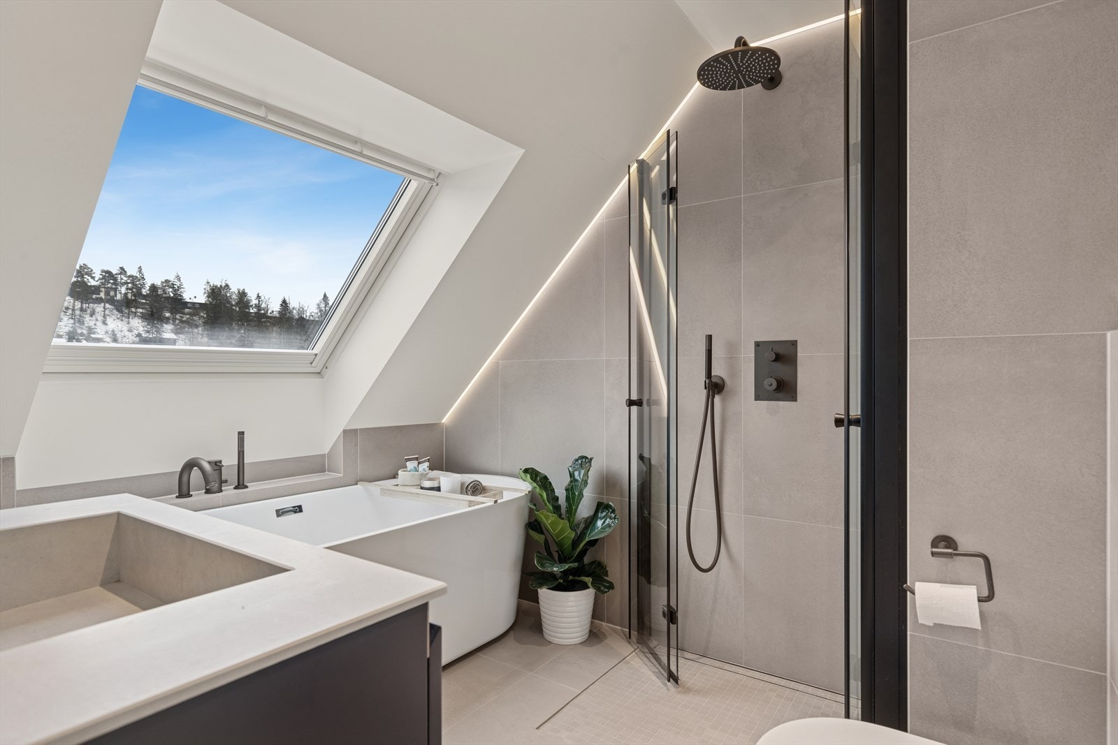 Badet ble pusset opp i 2022 og har både badekar og dusj med glassdører. Galleribilde