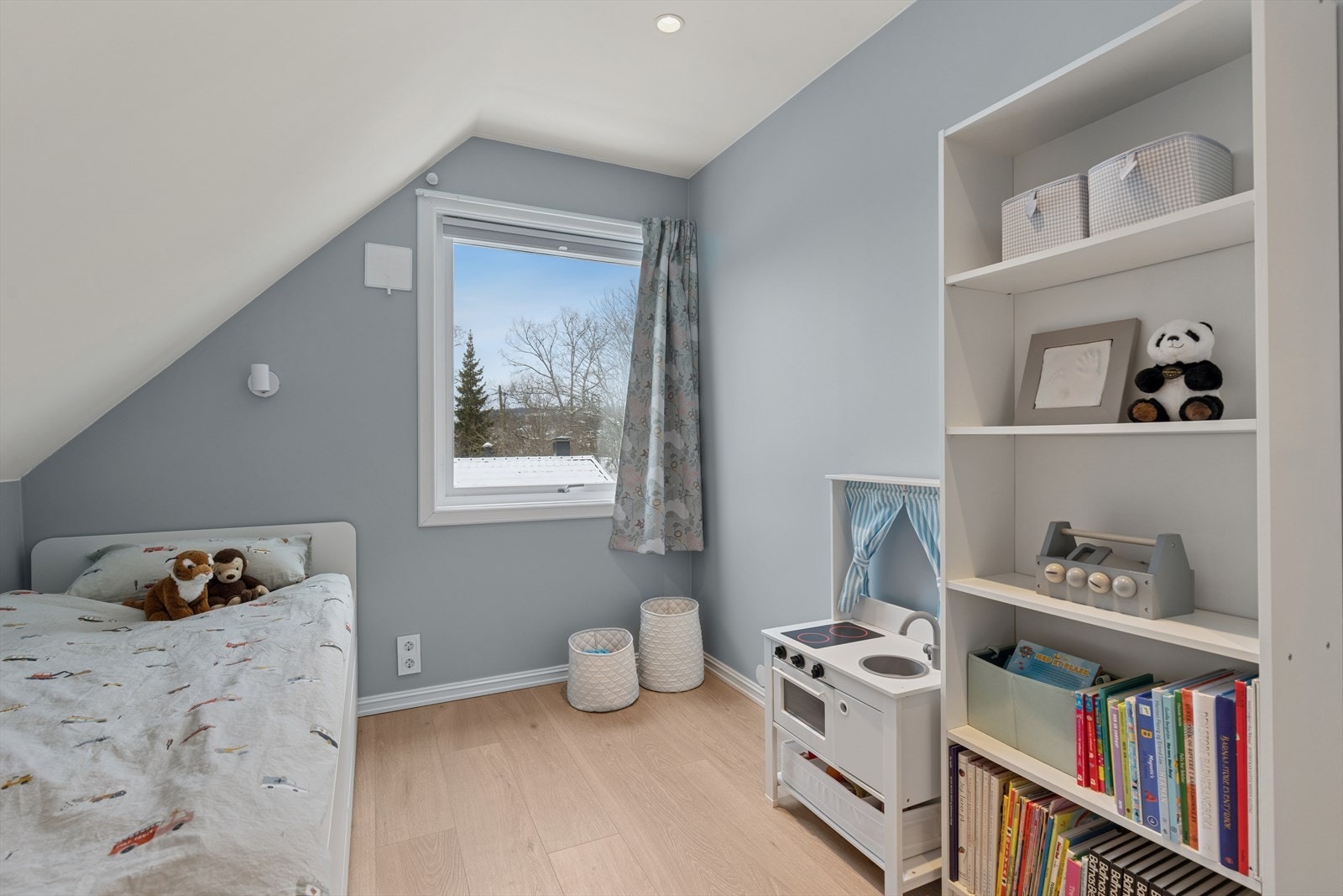 Et lyst og trivelig soverom som passer utmerket som barnerom eller gjesterom. Galleribilde