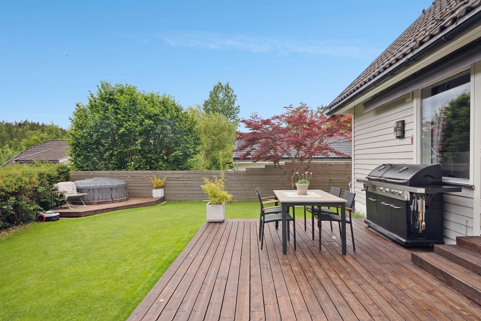 Uteplassene legger til rette for å nyte finværsdagene utendørs. Begge terrasser har innfelte spotter som gir hyggelig belysning på kveldstid. Galleribilde