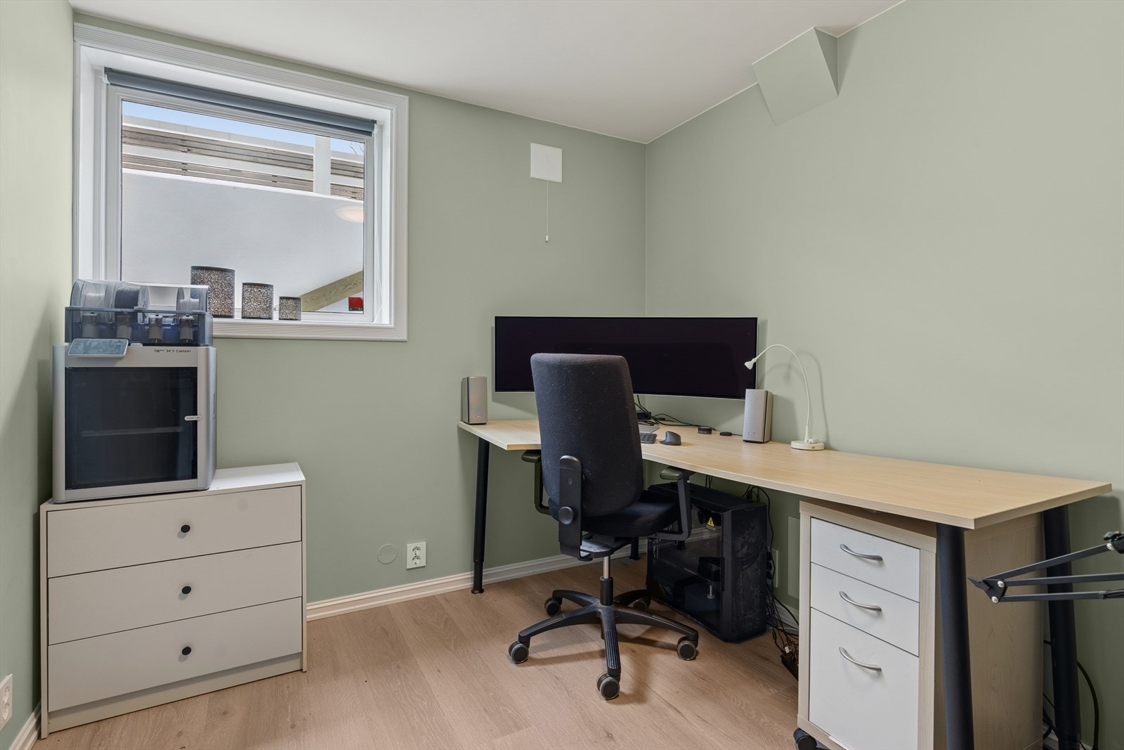 Et av rommene i kjelleren benyttes i dag som kontor Galleribilde