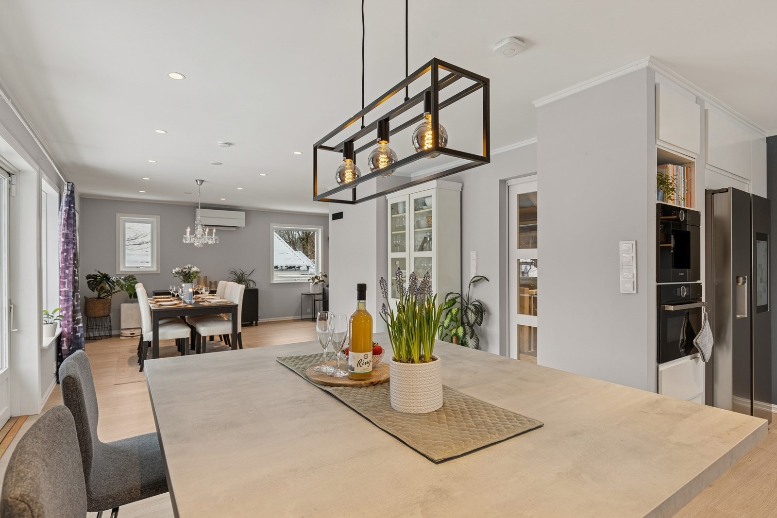 Kjøkkenøyen fungerer som en sosial sone og et praktisk arbeidsområde. Galleribilde