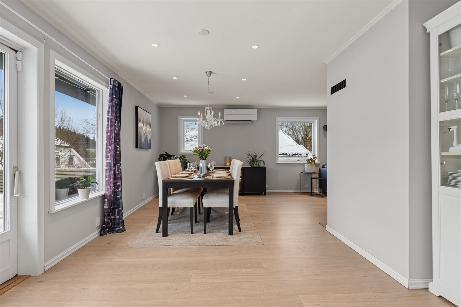 I stuen er det gode møbleringsmuligheter i flere soner. Galleribilde