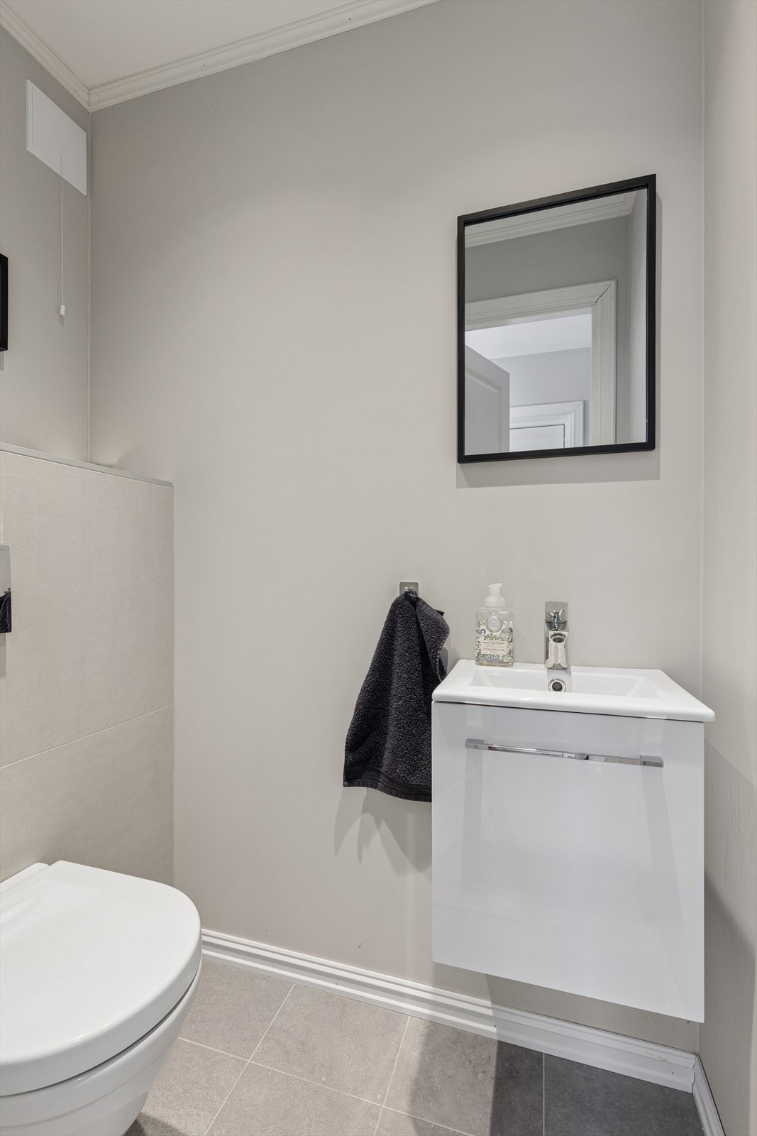 Praktisk toalettrom i første etasje, etablert i 2019, med vegghengt toalett. Galleribilde