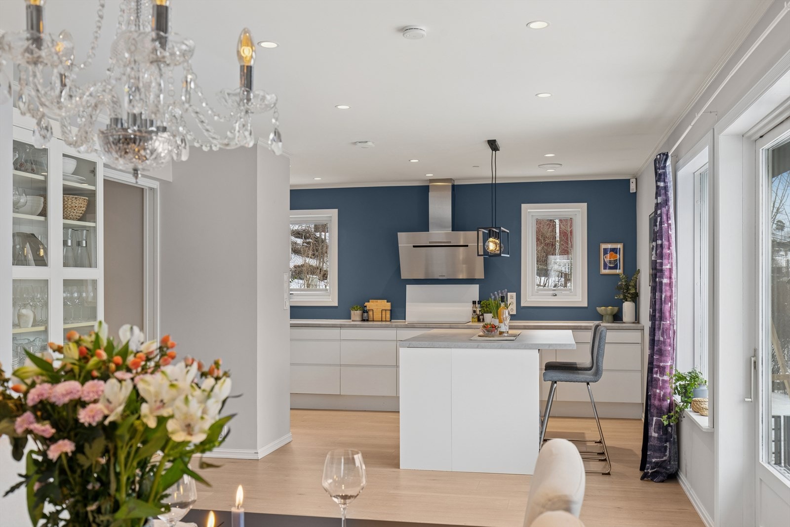 Boligen har en åpen og sosial planløsning mellom stue, spisestue og kjøkken. Galleribilde