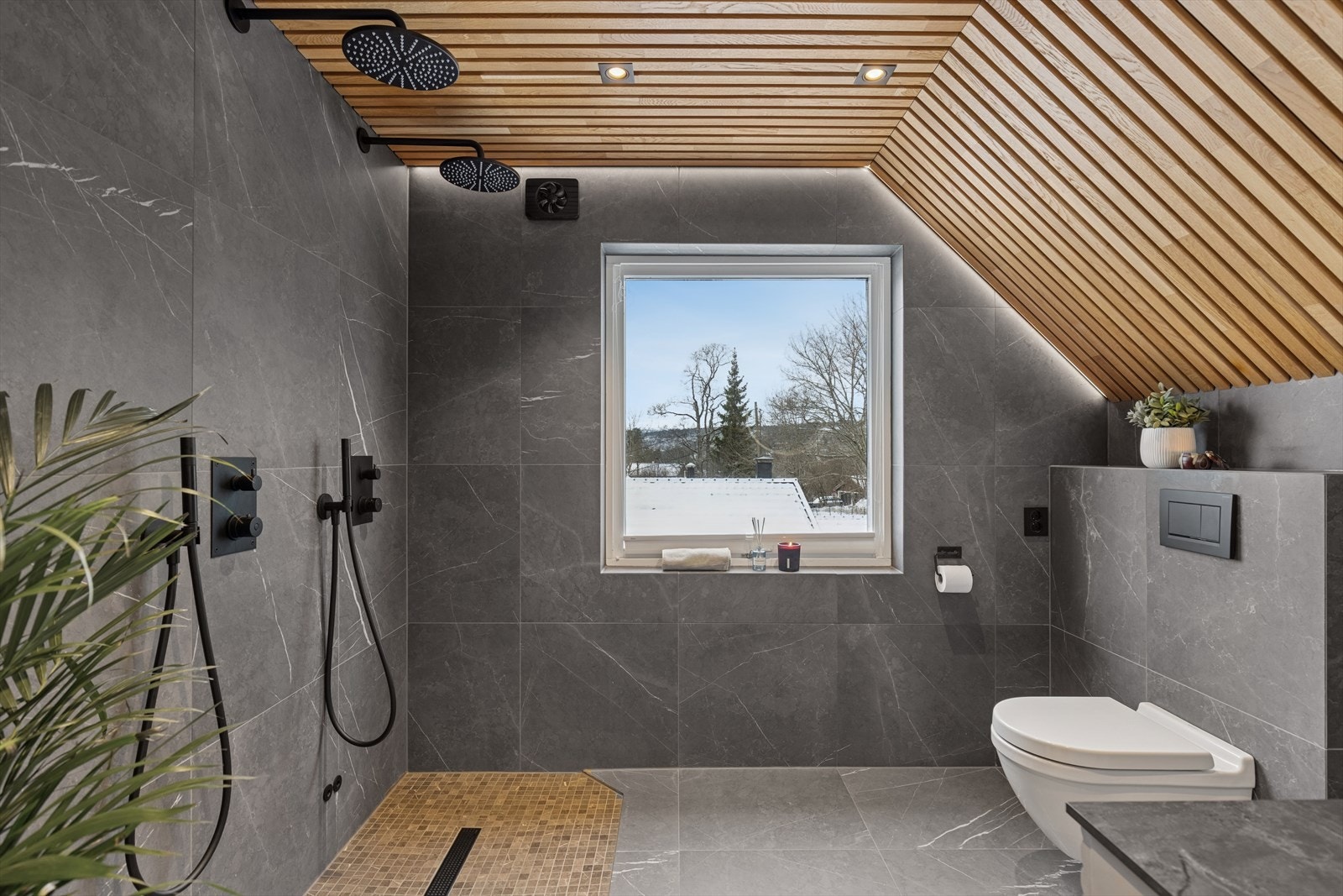 Det andre badet i 2. etasje er også lekkert utført med fliser på gulv og vegger, og her er det moderne spiler i himling. Galleribilde