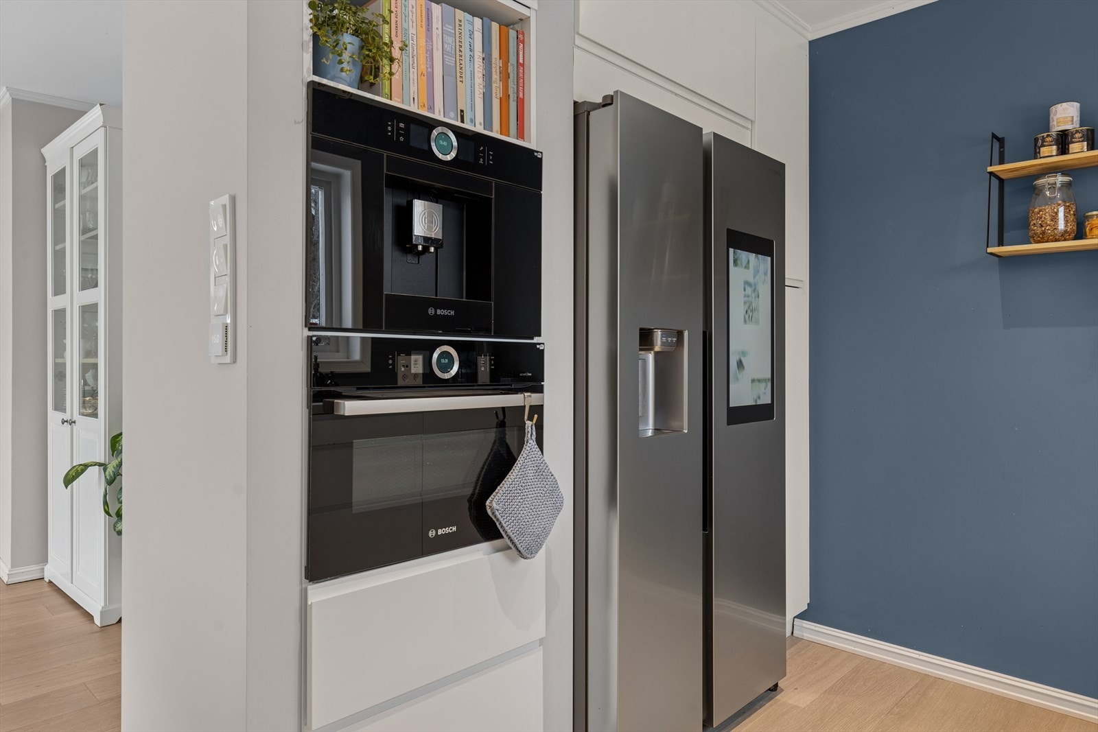 Høy standard med integrert stekeovn og kaffemaskin samt plass til frittstående dobbelt kjøleskap (kjøleskapet medfølger ikke). Galleribilde
