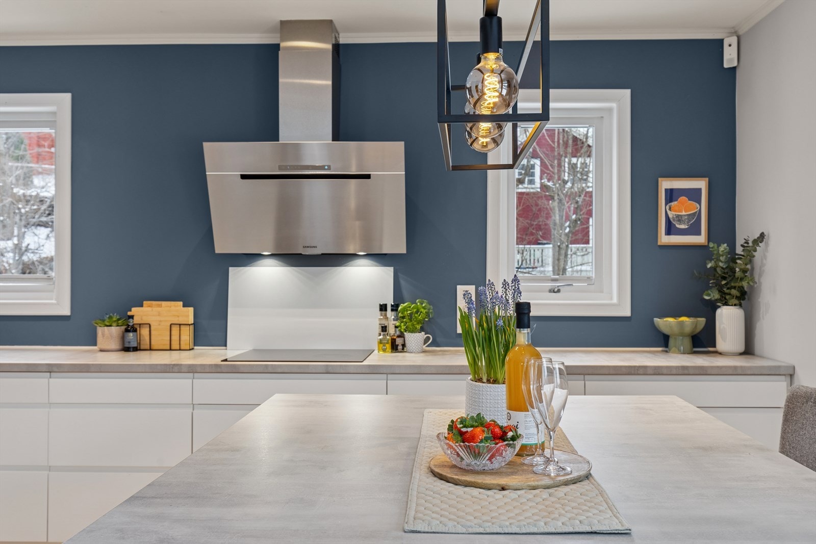 Kjøkkenet har laminat benkeplate med planlimt kum og integrert induksjonstopp. Galleribilde