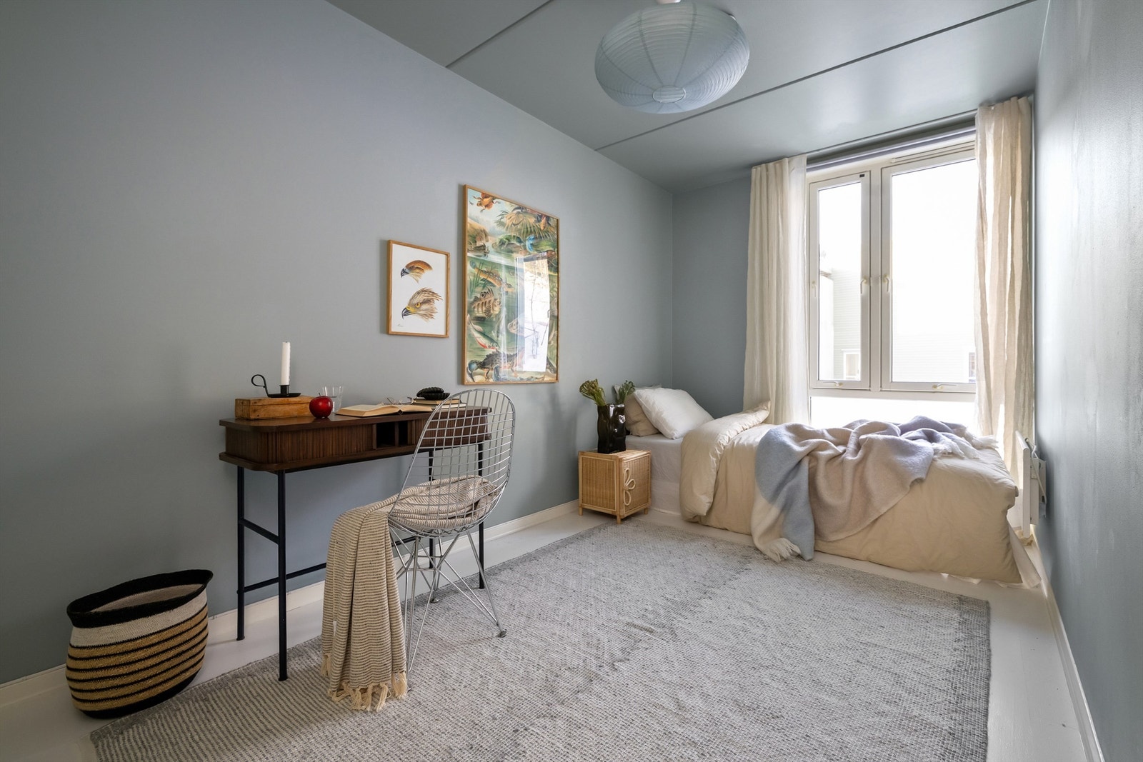 Boligens andre soverom er også av god størrelse og er i dag innredet som gjesterom Galleribilde