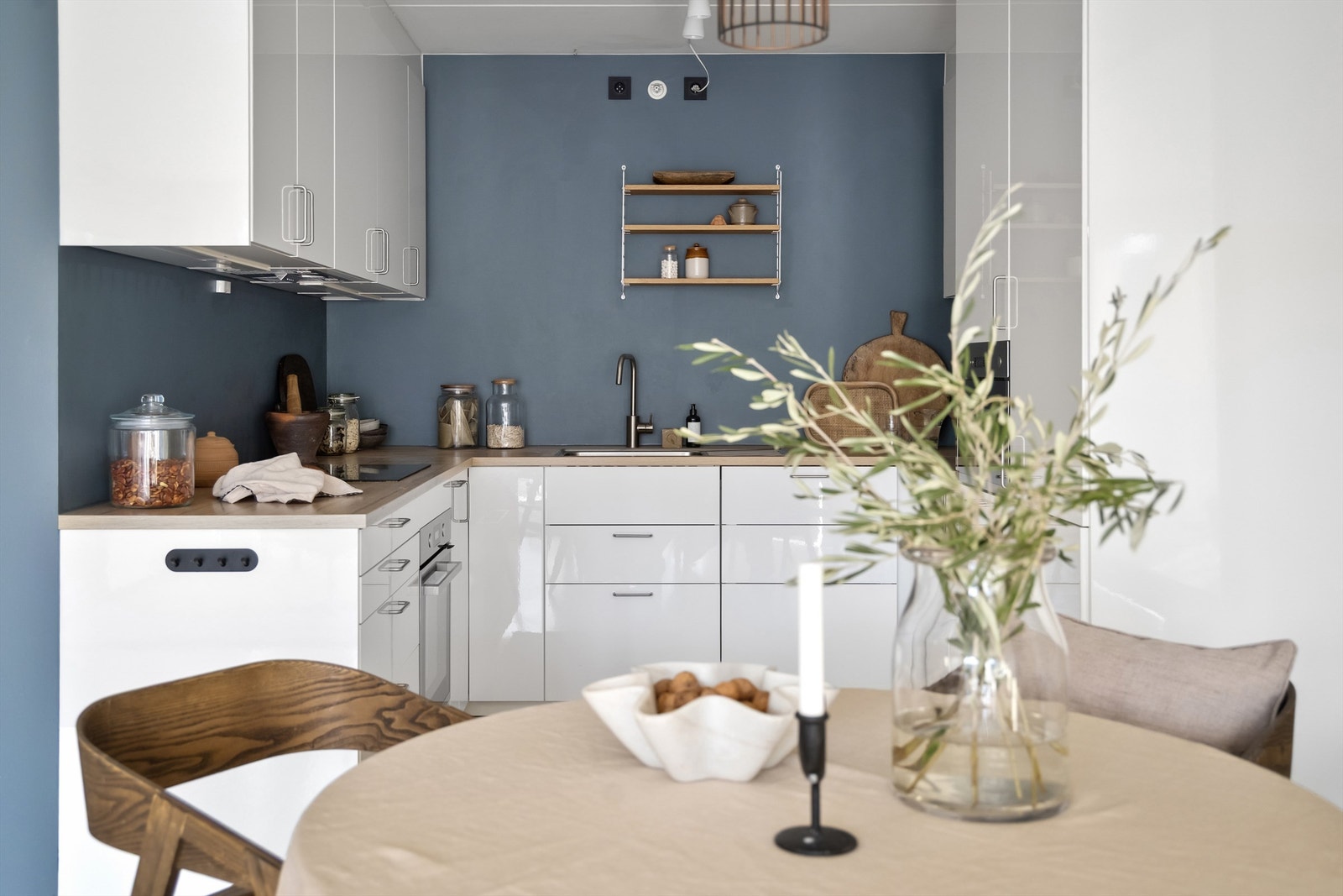 Kjøkkeninnredningen er tidløs og elegant med benkeplate i laminat, nedfelt oppvaskkum og ett-greps armatur Galleribilde