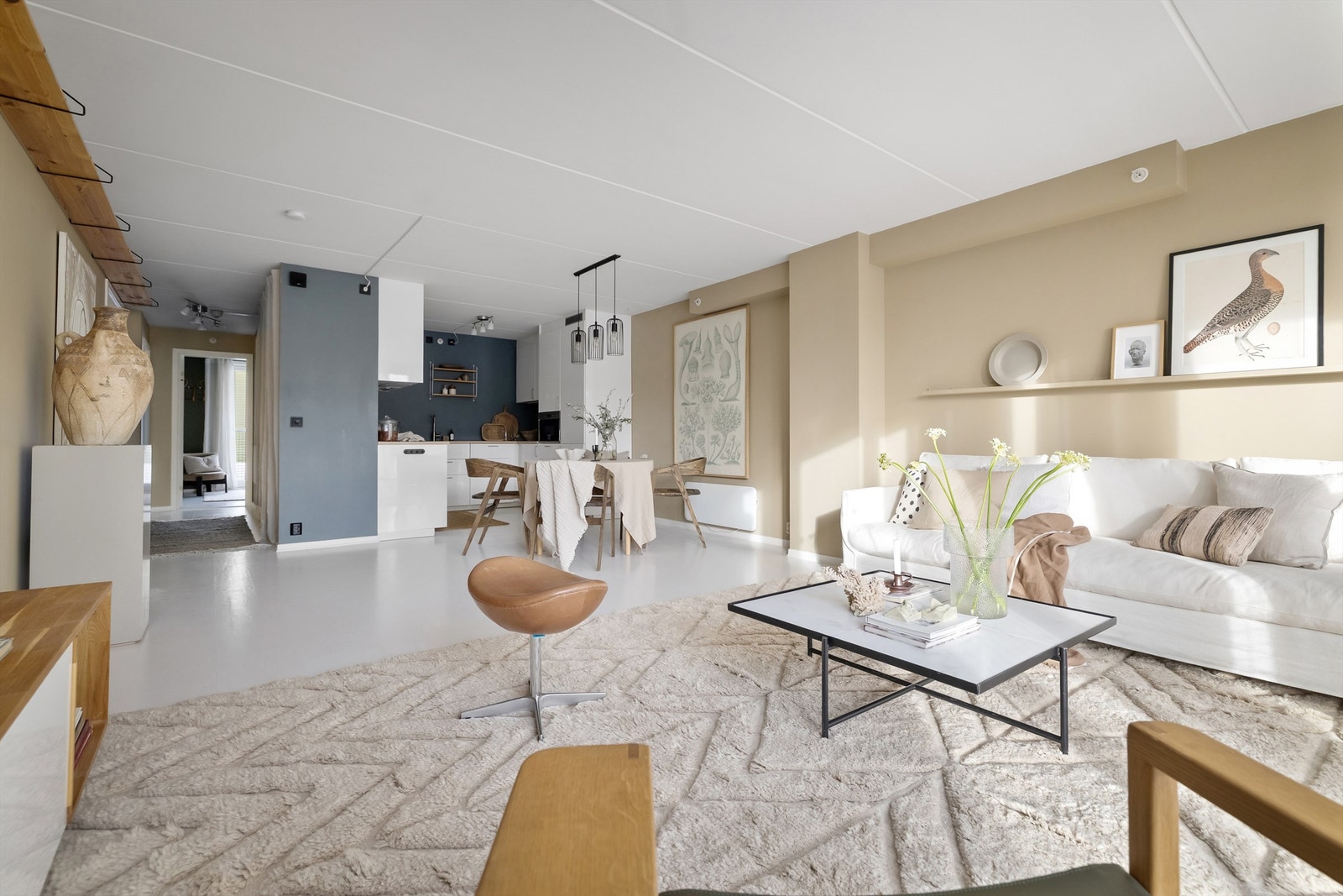 Moderne leilighet med en optimal planløsning, med stue og kjøkken i moderne åpen løsning Galleribilde