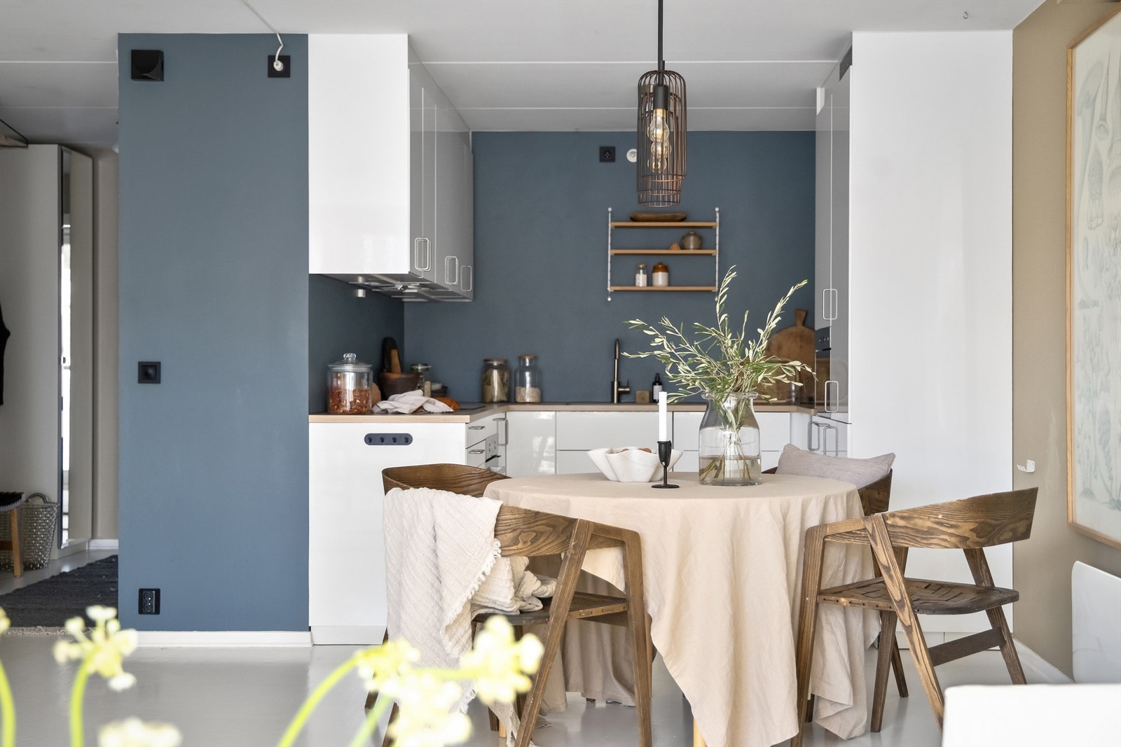 Den åpne kjøkkenløsningen sørger for en god kommunikasjon med stuen Galleribilde