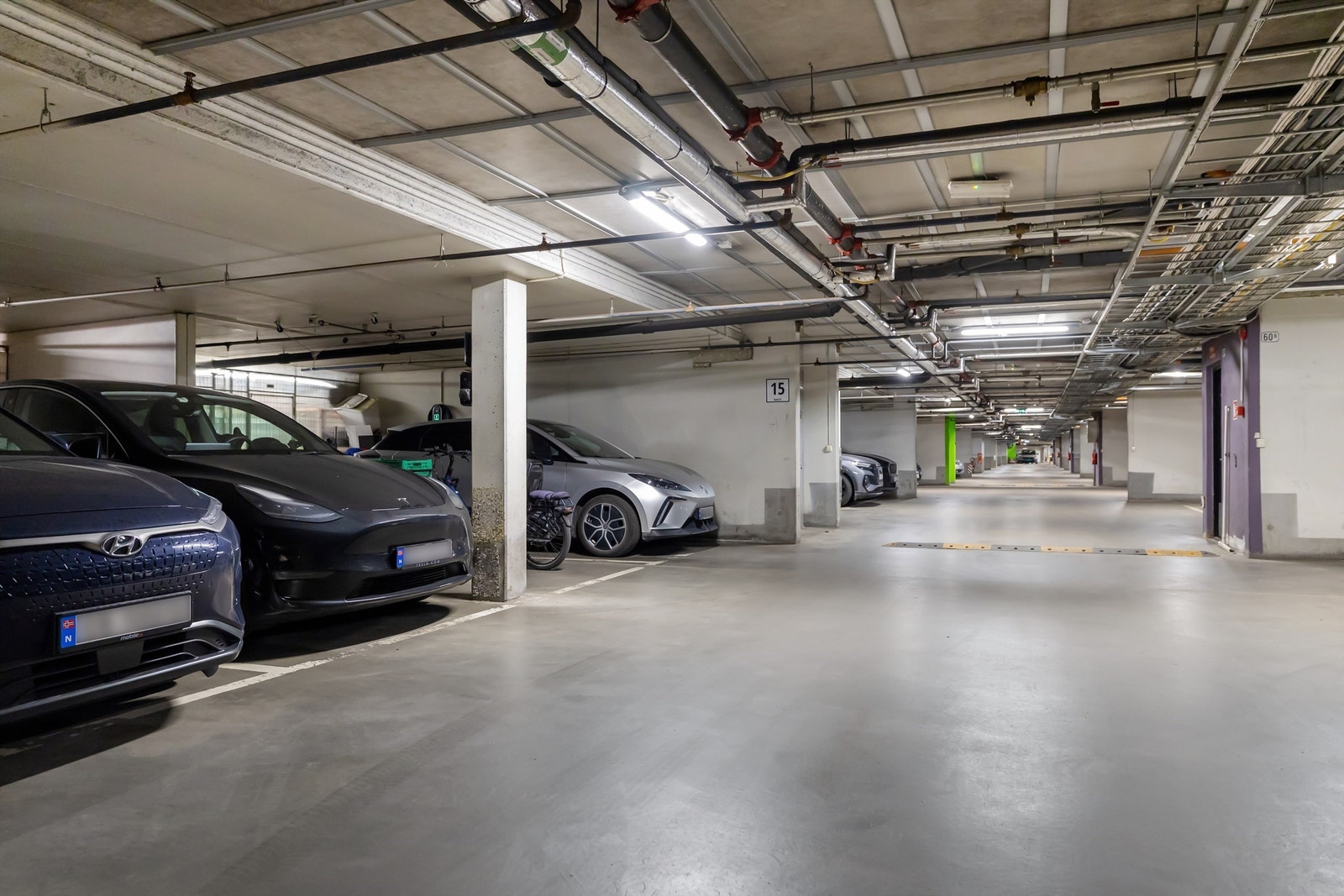 Heis ned til felles, oppvarmet garasjekjeller Galleribilde