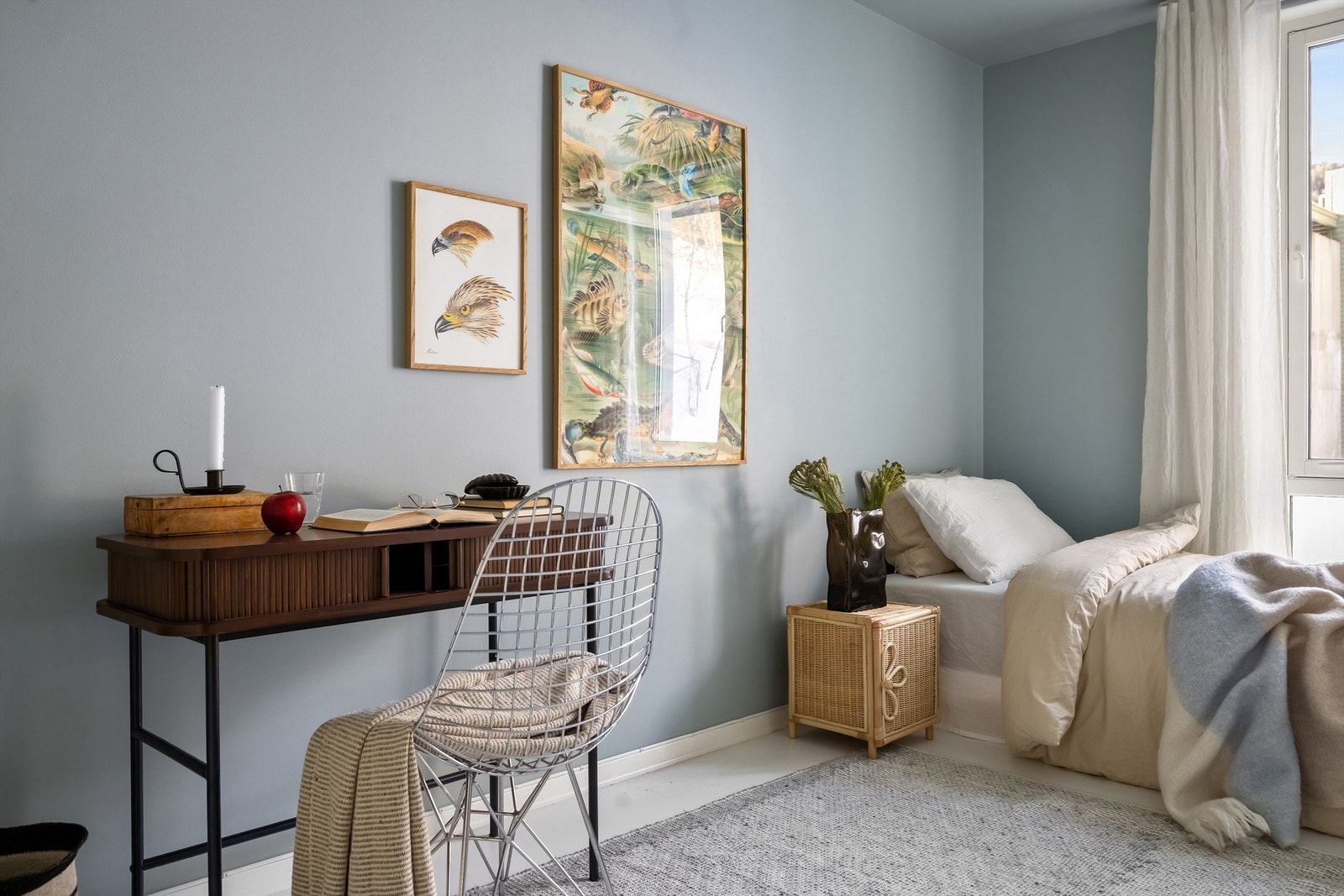 Rommets vegg- og himlingsflater er malt i samme farge som står fint til det hvitmalte gulvet Galleribilde