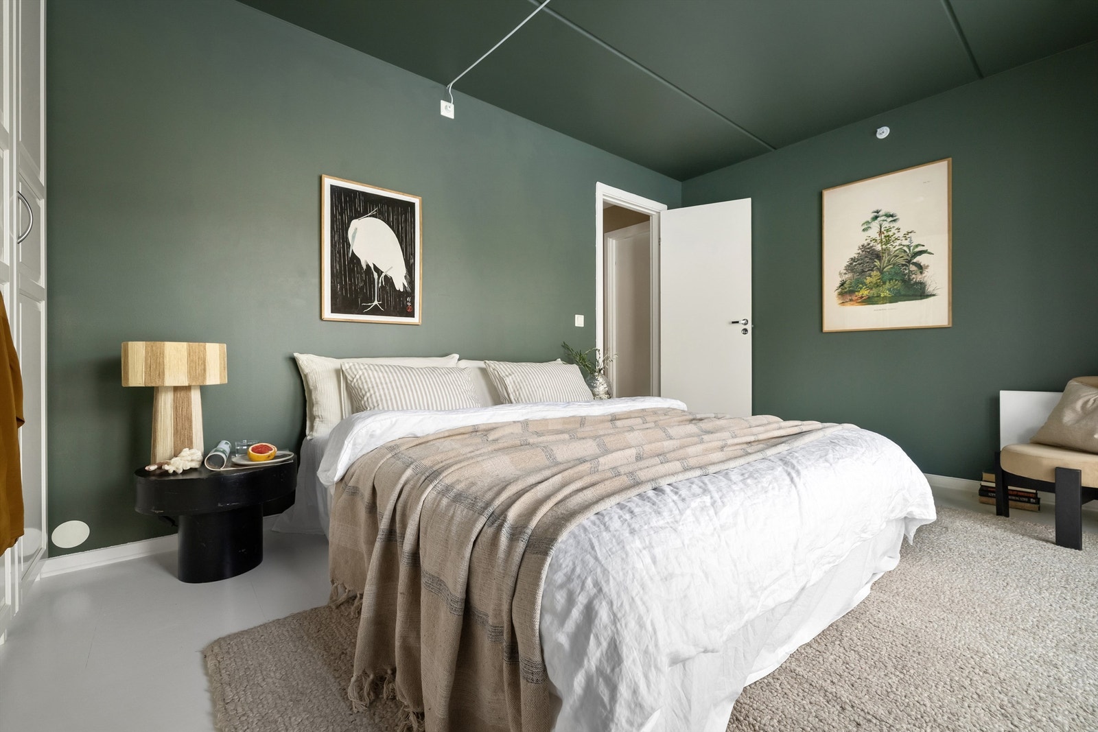 Soverommet har god størrelse og rikelig med plass til dobbeltseng og tilhørende nattbord Galleribilde