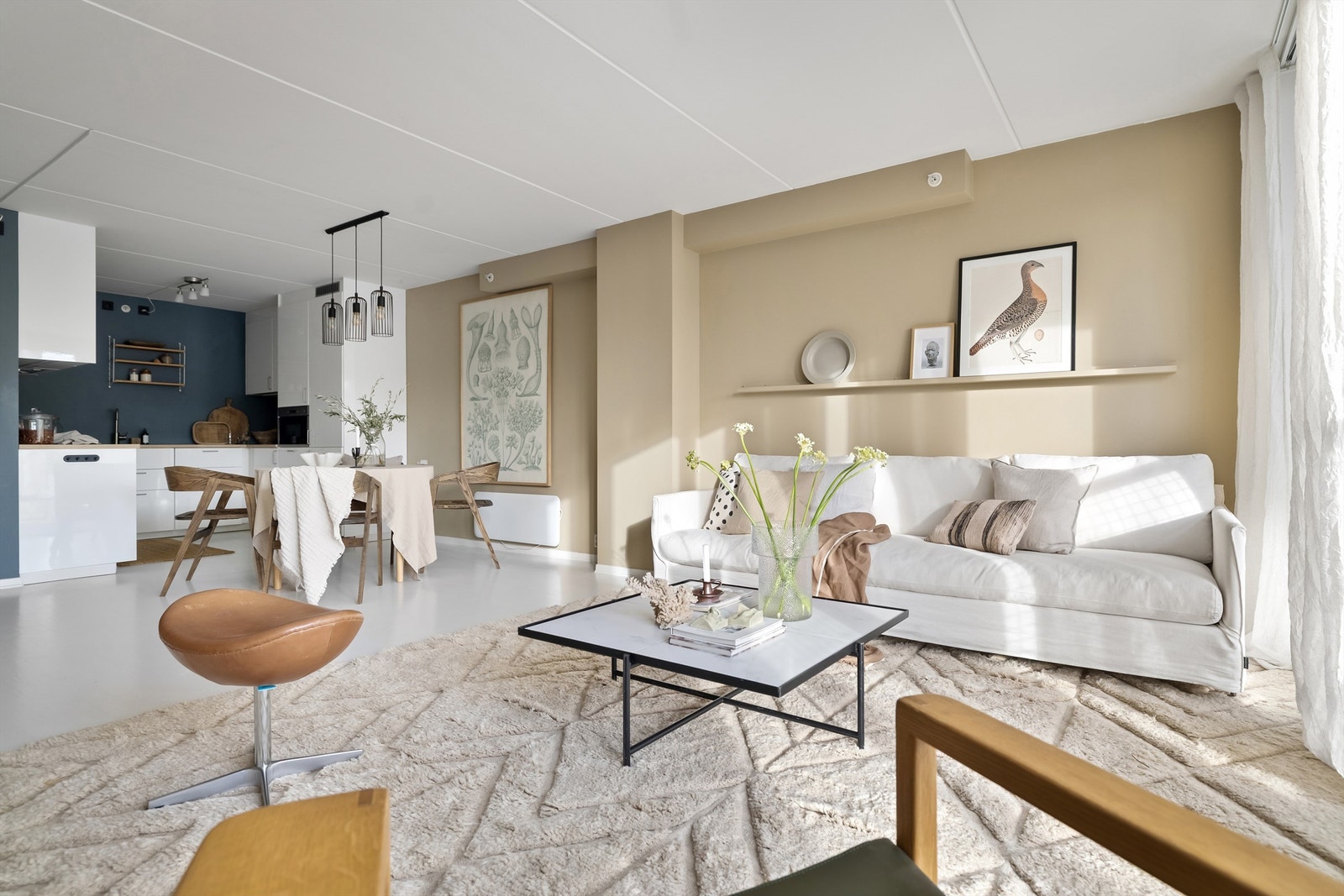 Rommet er romslig og ideelt for både lekende barn og sosiale sammenkomster Galleribilde