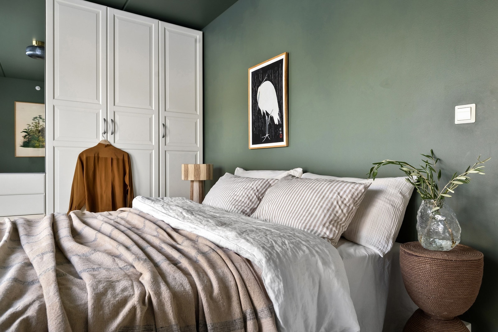 Parketten på gulvet er hvitmalt, og vegg- og himlingflatene er malt i samme, dype farge som gir en god atmosfære å sove i Galleribilde