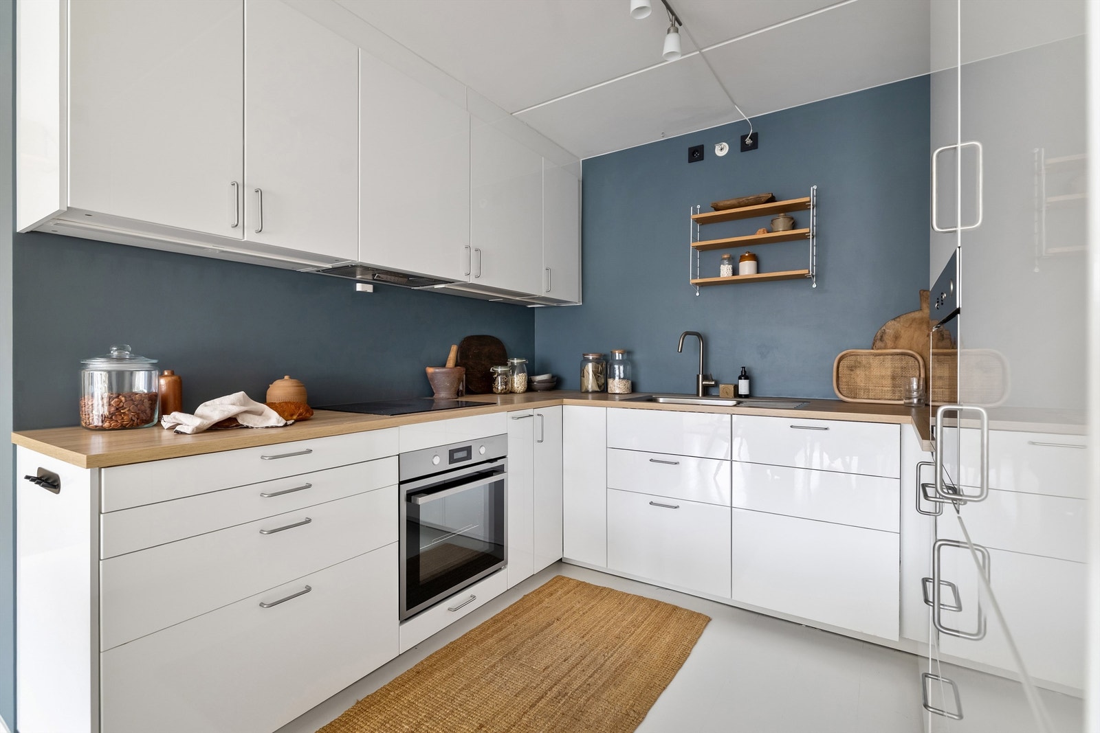 Belysning er montert under kjøkkenskap Galleribilde